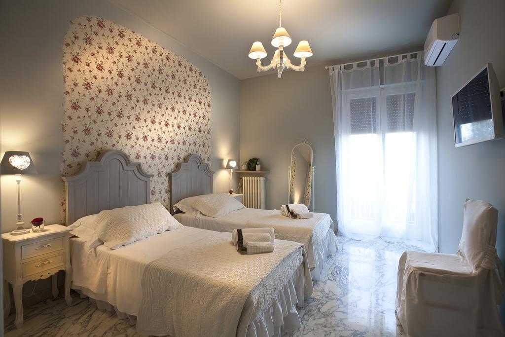 Double Room with Private External Bathroom,219909284:JPEG
