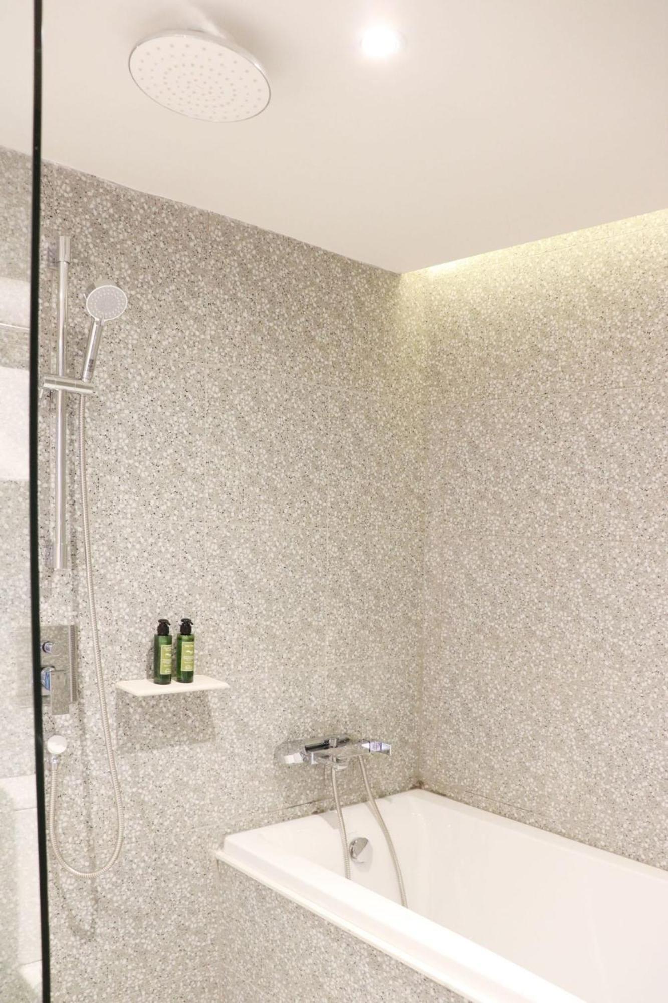 Deluxe Double or Twin Room Bath Tub,1540392019:JPEG