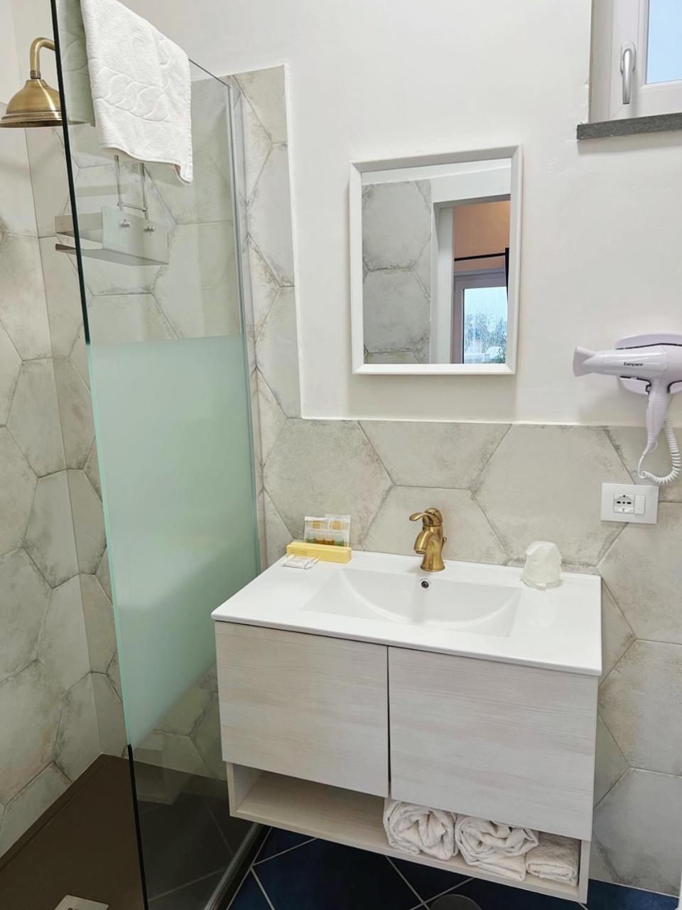 Deluxe Suite Spa Bath