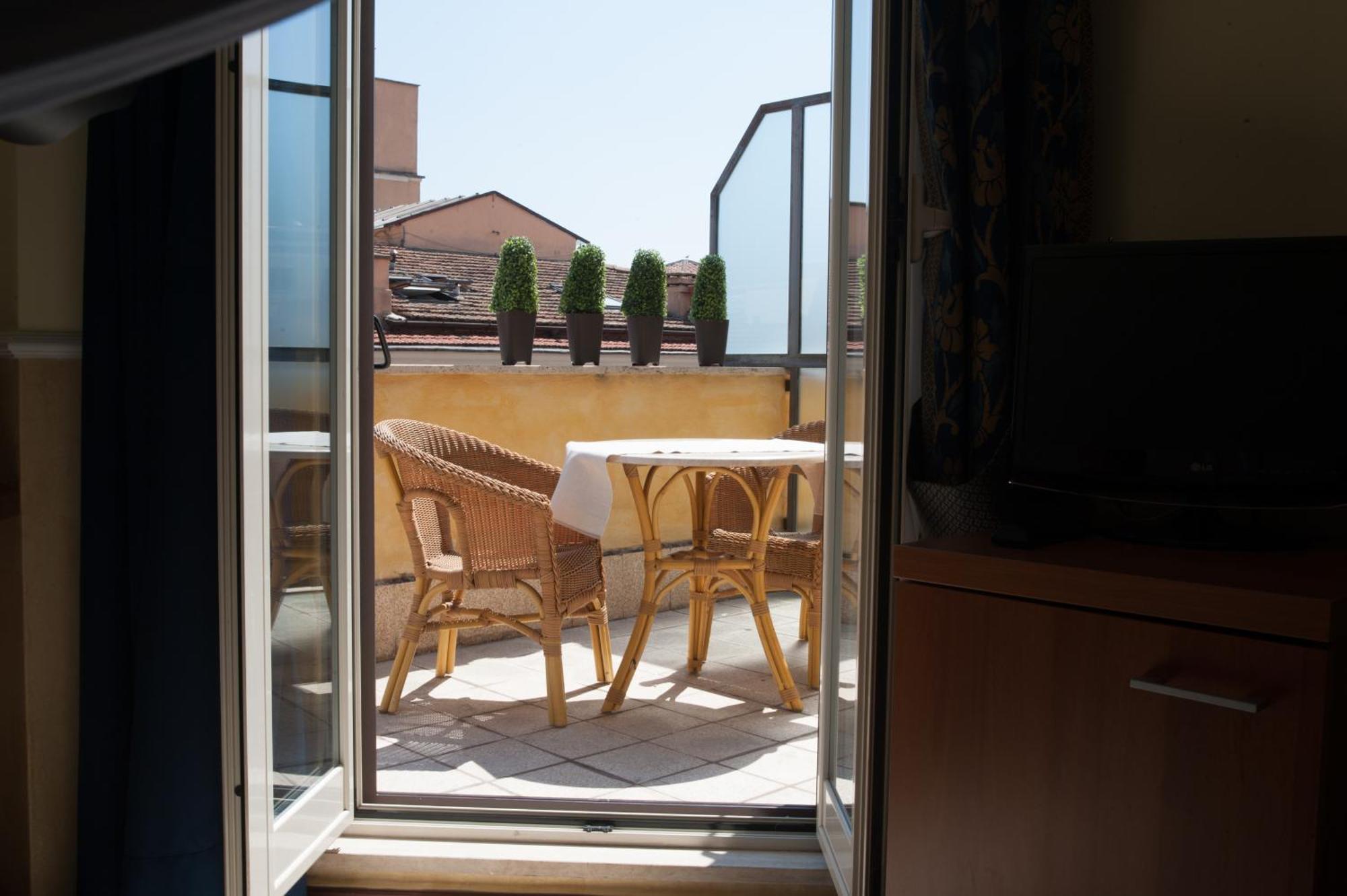 Single Room with Terrace,1533011023:JPEG