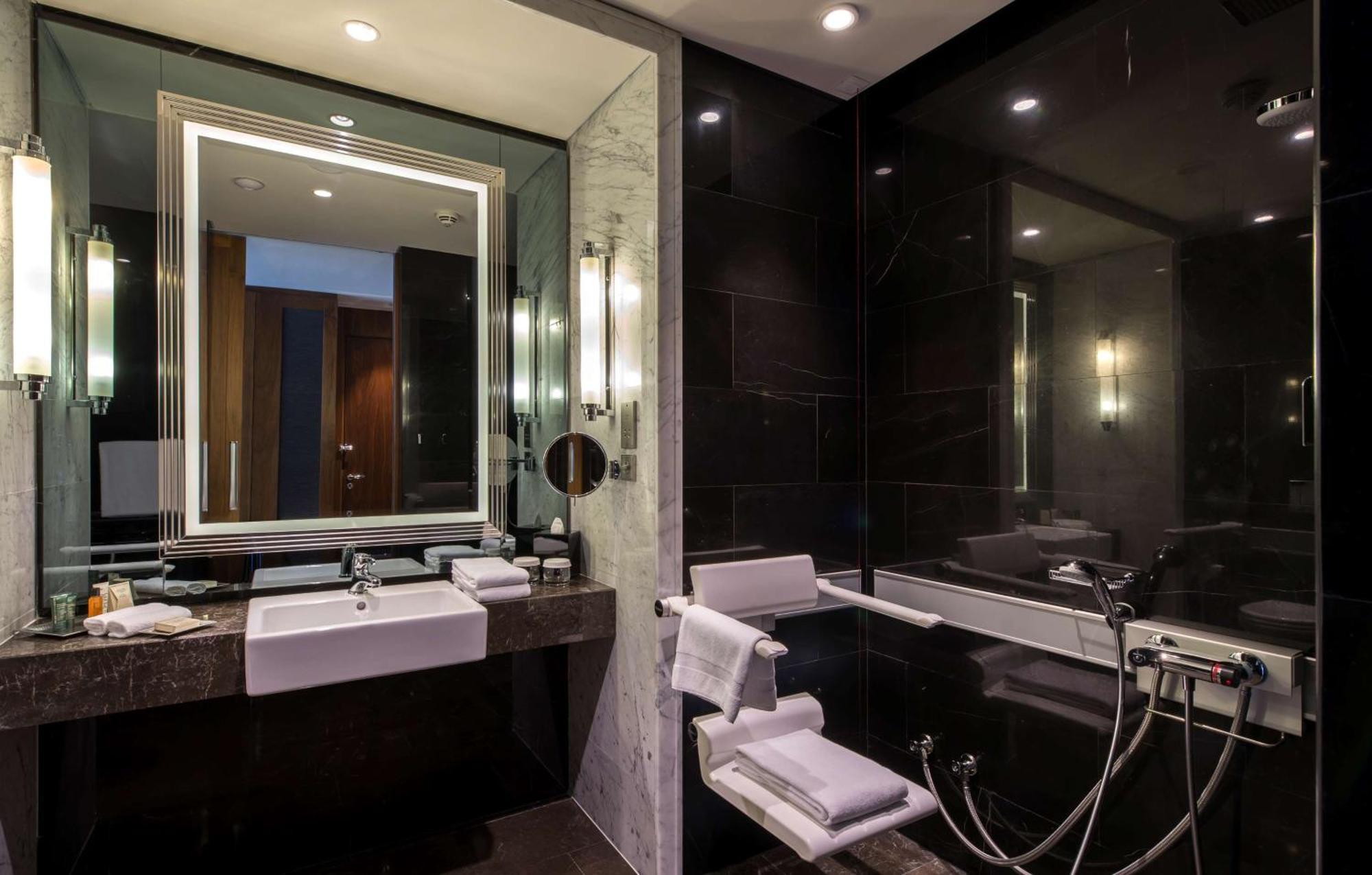 Chambre Lit King-Size - Accessible aux Personnes à Mobilité Réduite