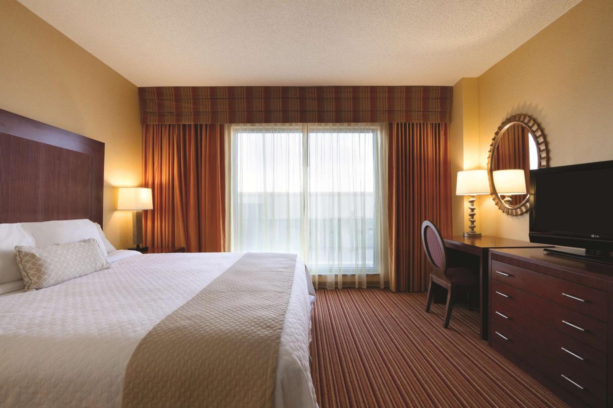 Two-Room King Suite - Non-Smoking,1548841819:JPEG