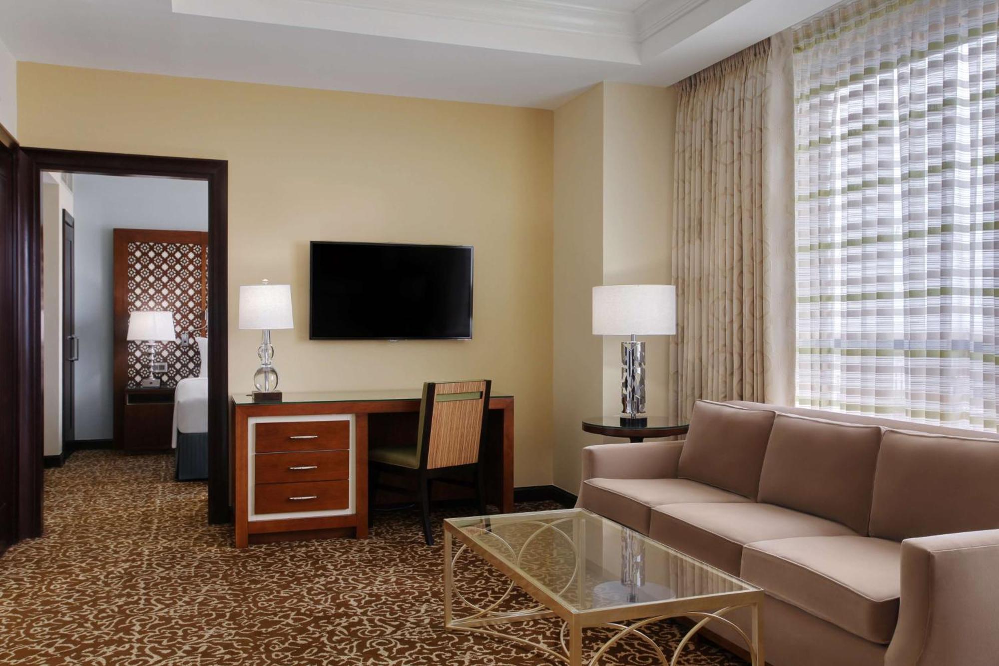 One-Bedroom King Suite with City View,1548847369:JPEG