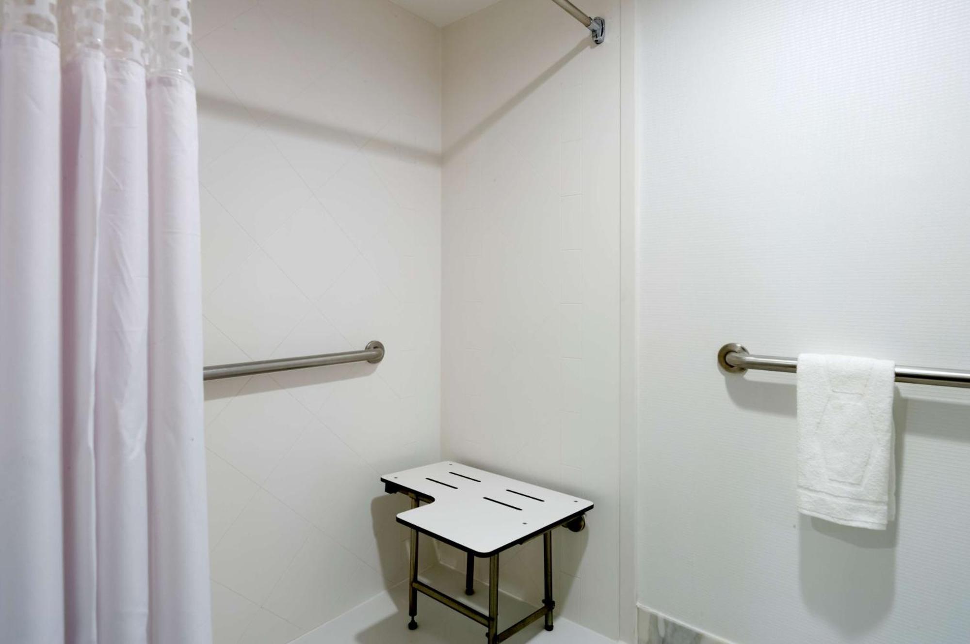 King Room Roll Shower Mobility Hearing Access or Non-Smoking,1548875857:JPEG