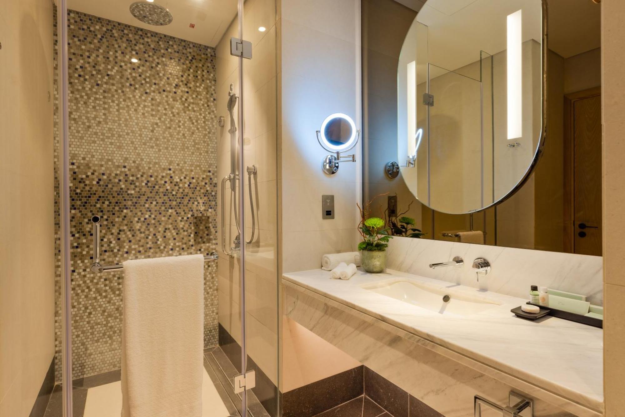 One Bedroom Suite with One King Bed and Sea View - Smoking