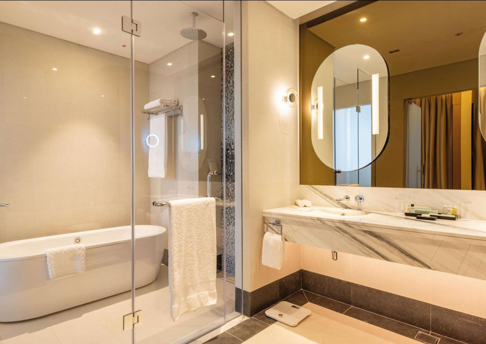 One Bedroom Superior Suite Sea View and One King Bed - Smoking