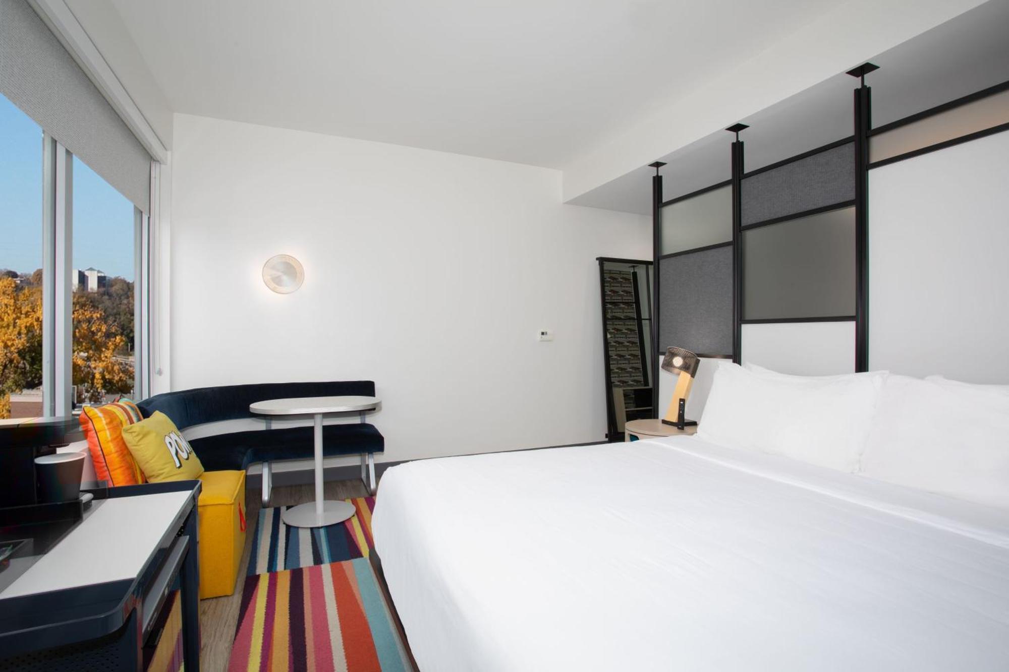 King Room with Roll-in Shower - Mobility Accessible,1551211189:JPEG