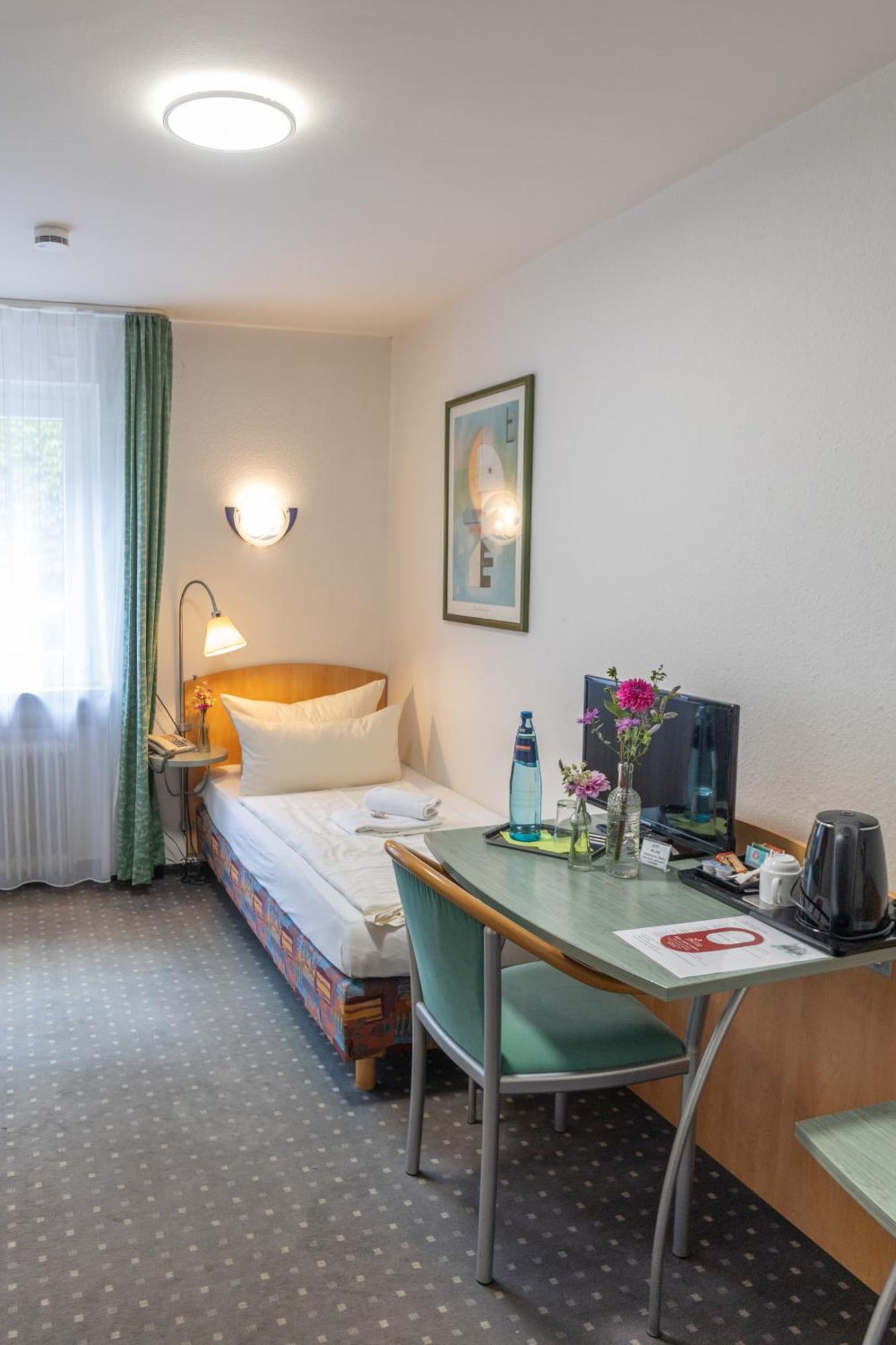 Kleines Einzelzimmer im Nebengebäude,118632403:JPEG