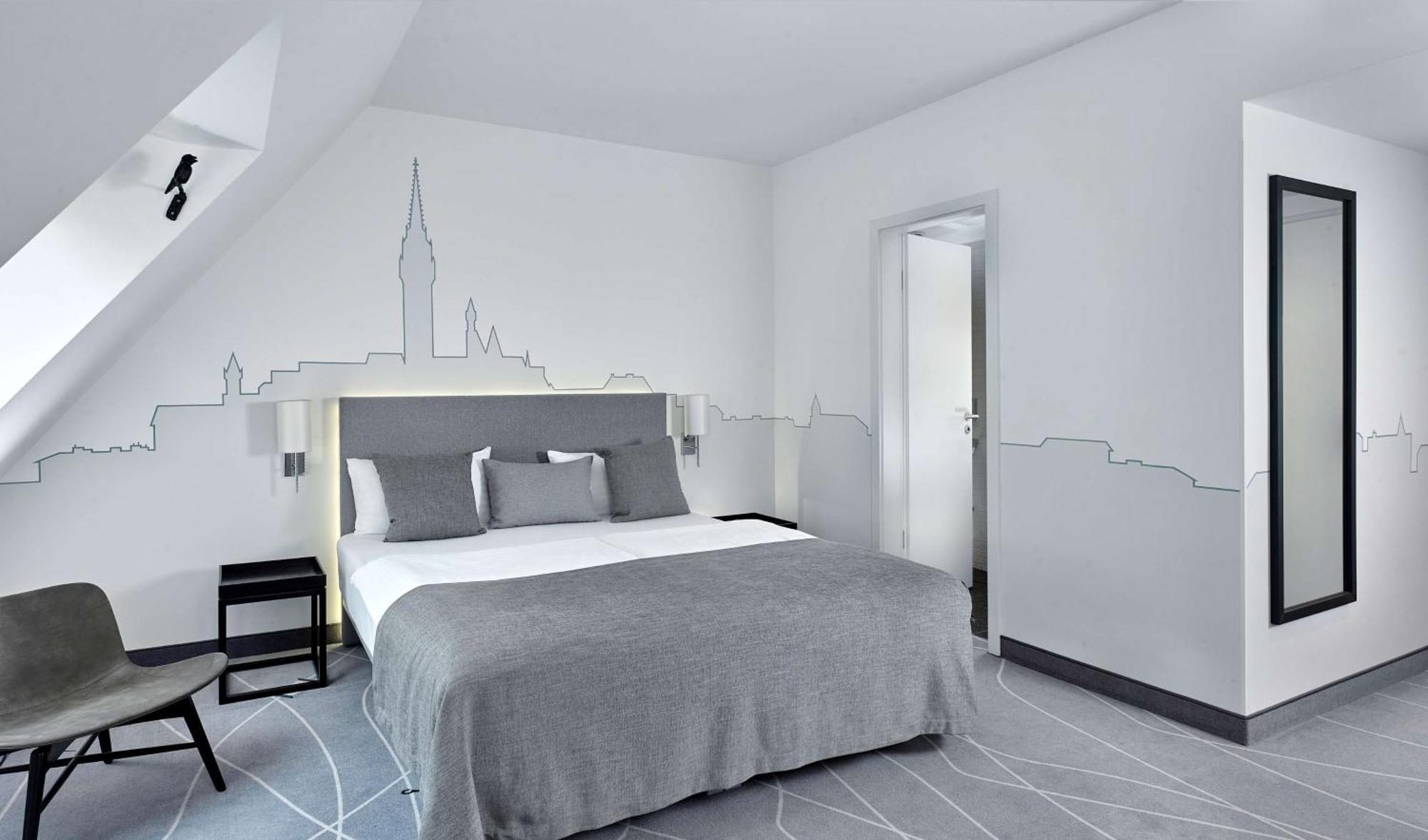 One-Bedroom Suite Courtyard View