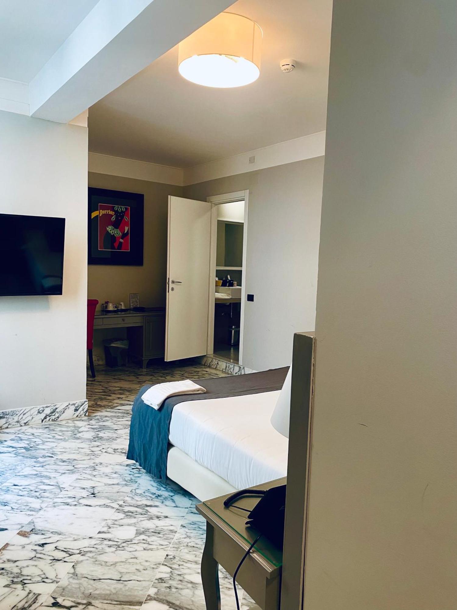 Deluxe Double Room,1555435087:JPEG