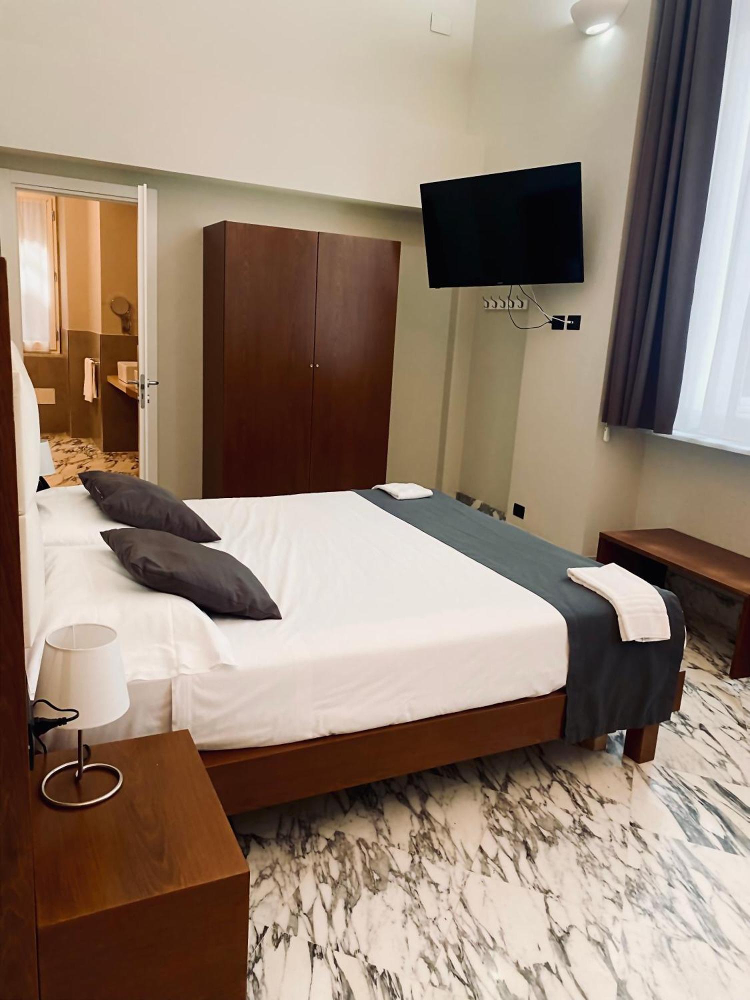 Standard King Room,1555457707:JPEG
