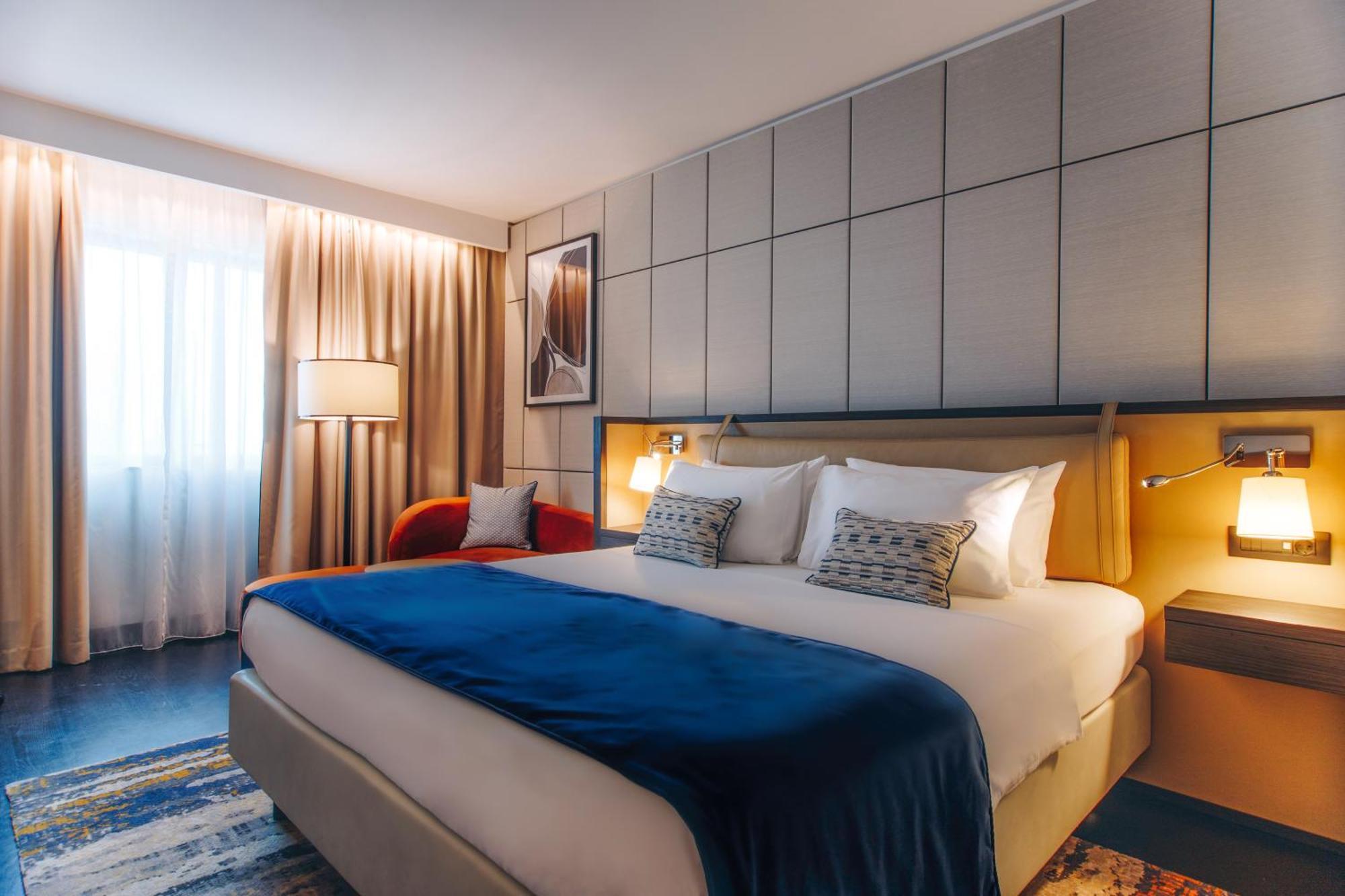Standard King Room Lounge Access