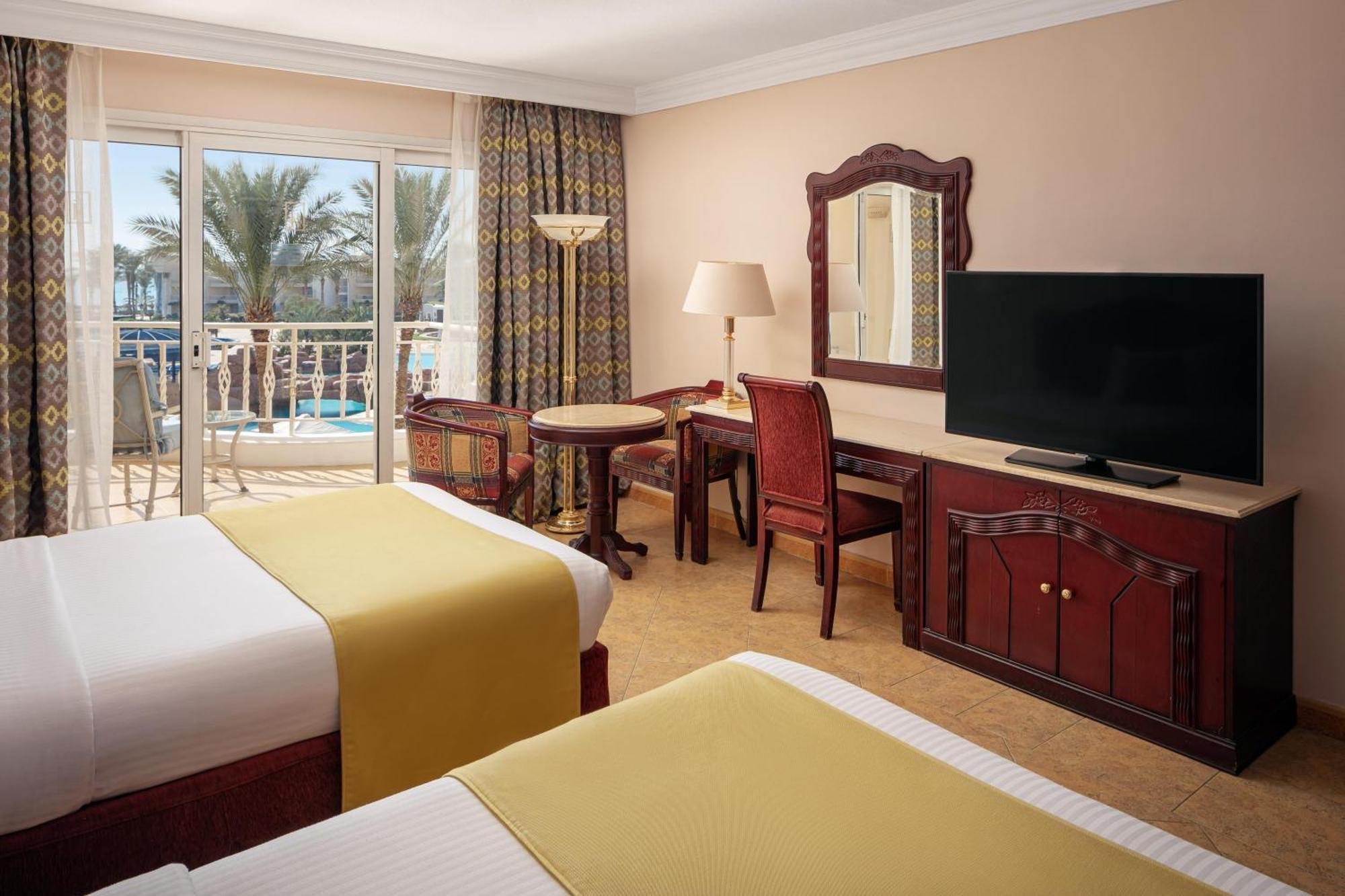 Chambre Double ou Lits Jumeaux Supérieure - Vue sur Piscine