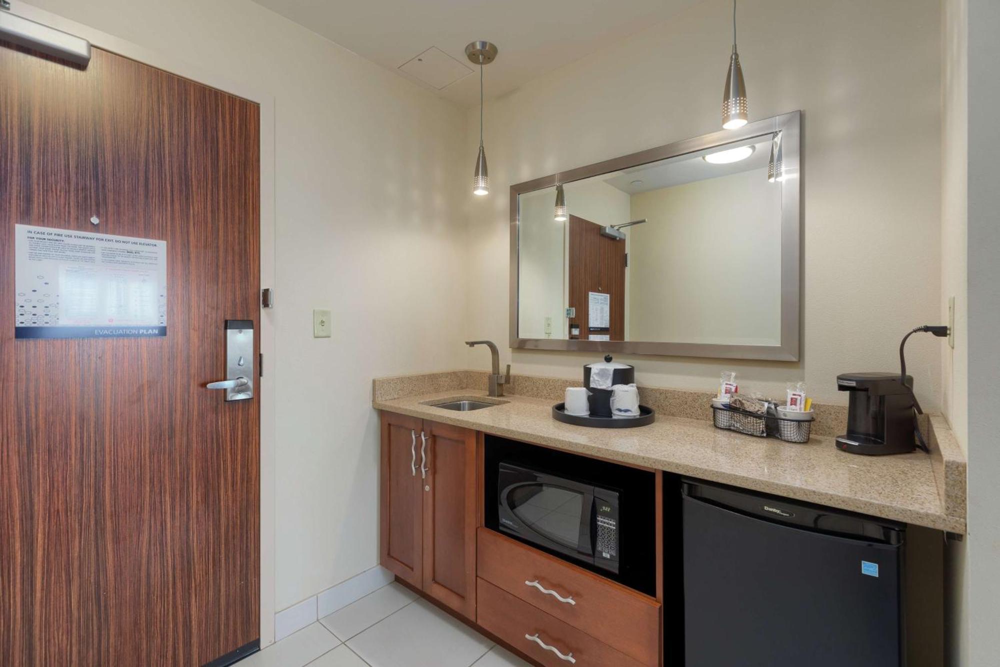 King Studio Suite with Balcony and Non-Water View - Non-Smoking,1557452575:JPEG