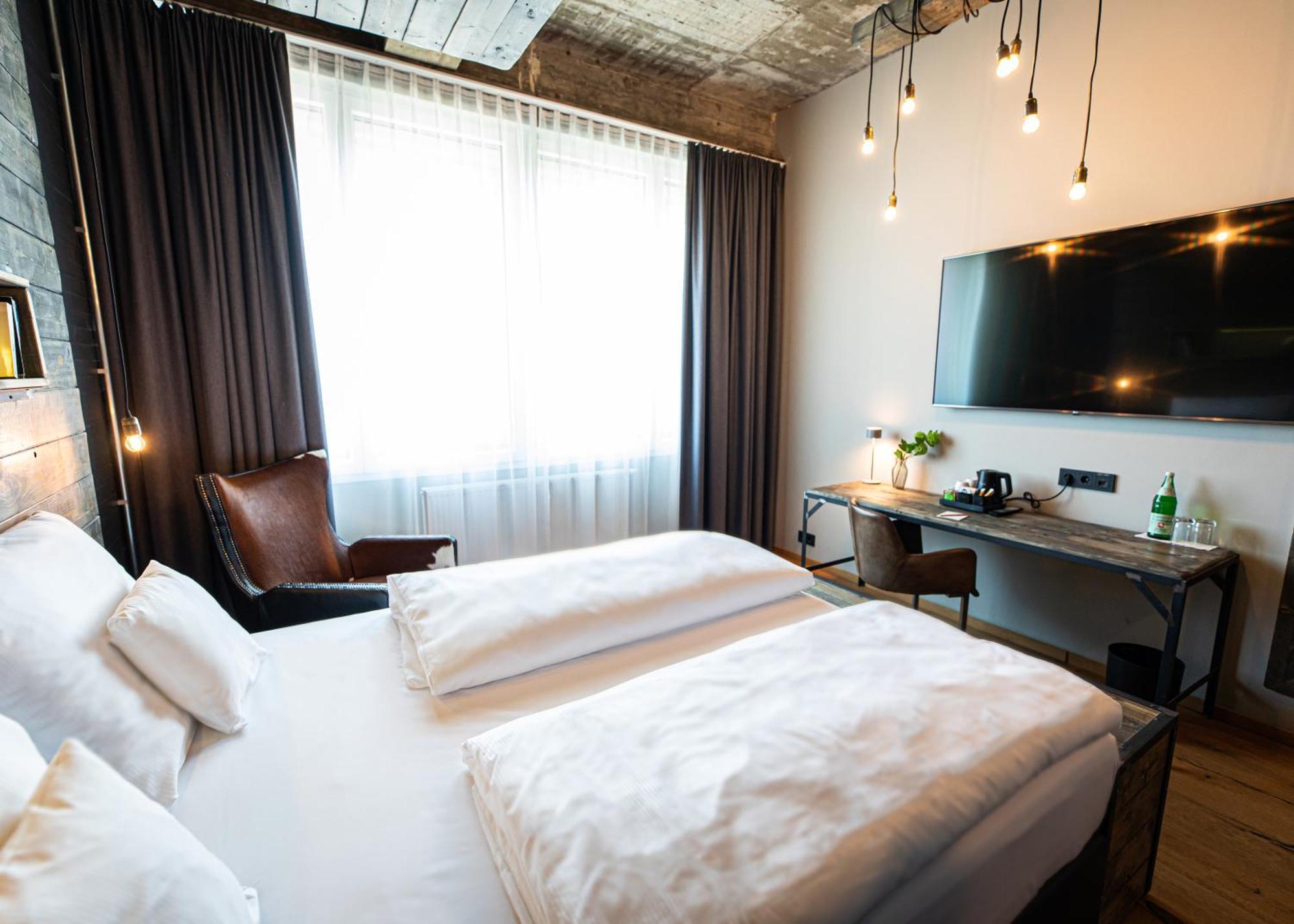 Business Queen Room,1641785543:JPEG