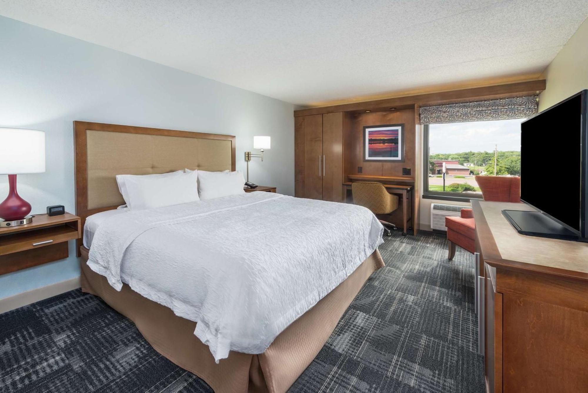 King Room with King Bed - Non-Smoking,1557915136:JPEG