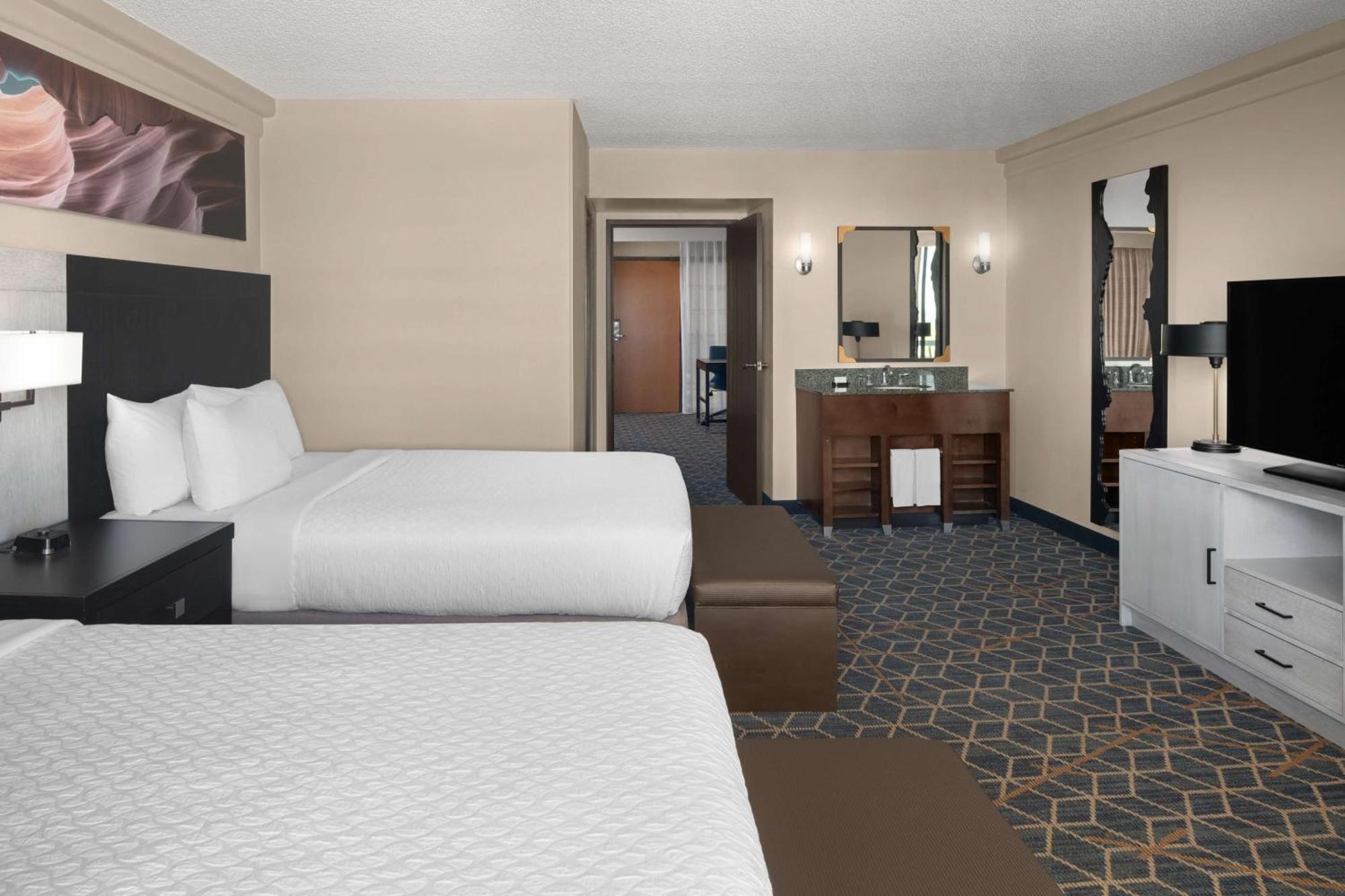 Two-Room Queen Suite Two Queen Beds