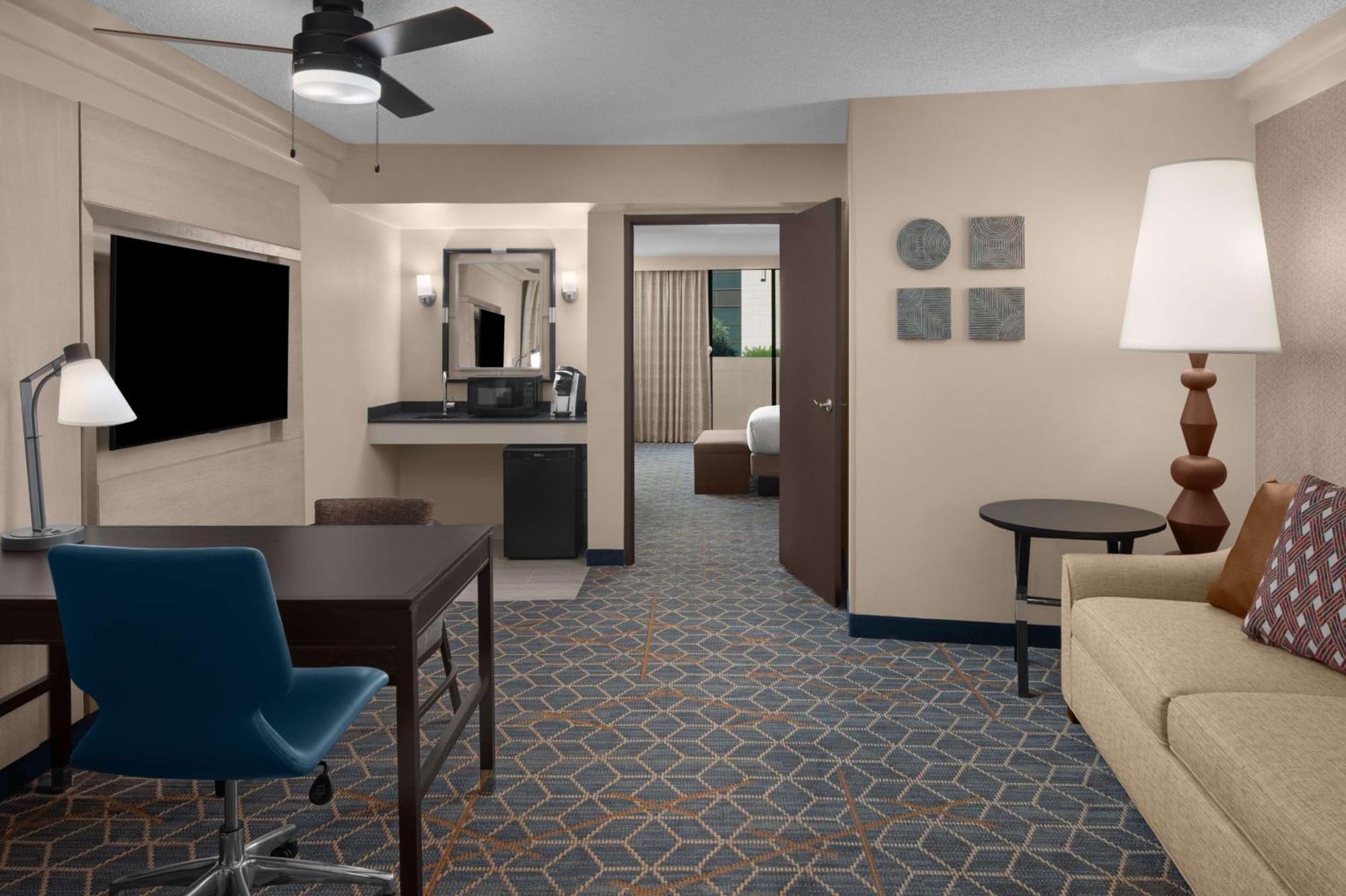 One-Bedroom King Suite Mobility Accessible Tub