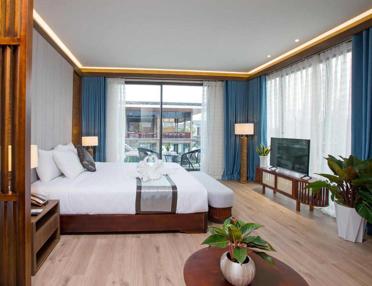 Deluxe Room with Sea View Balcony