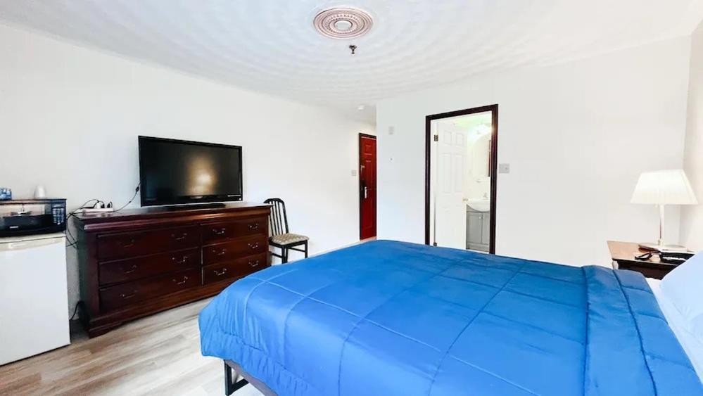 Standard Queen Bedroom