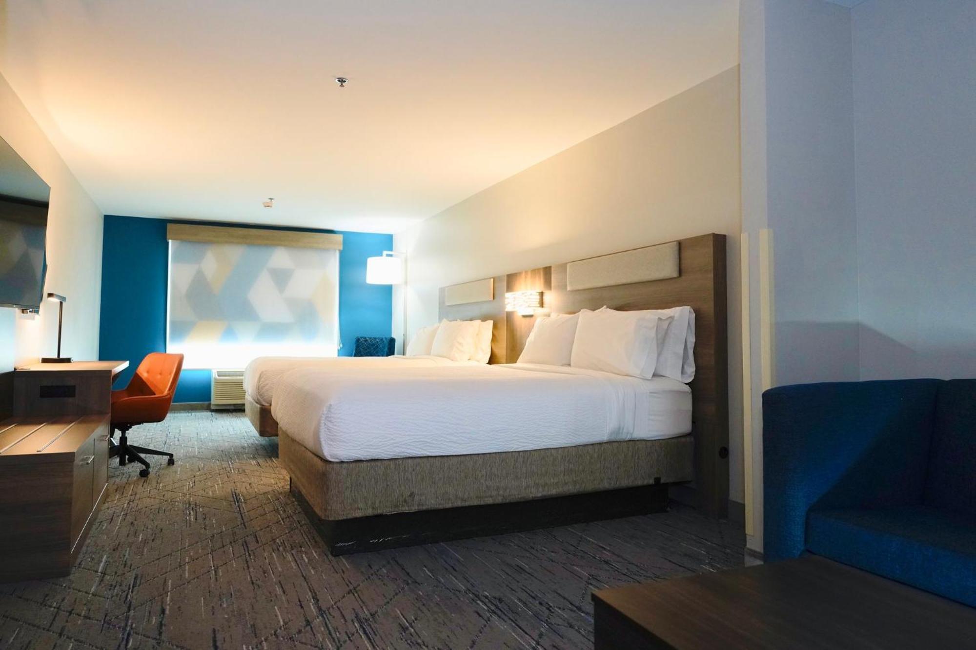 Queen Suite with Two Queen Beds and Mobility Accessible Tub - Non-Smoking