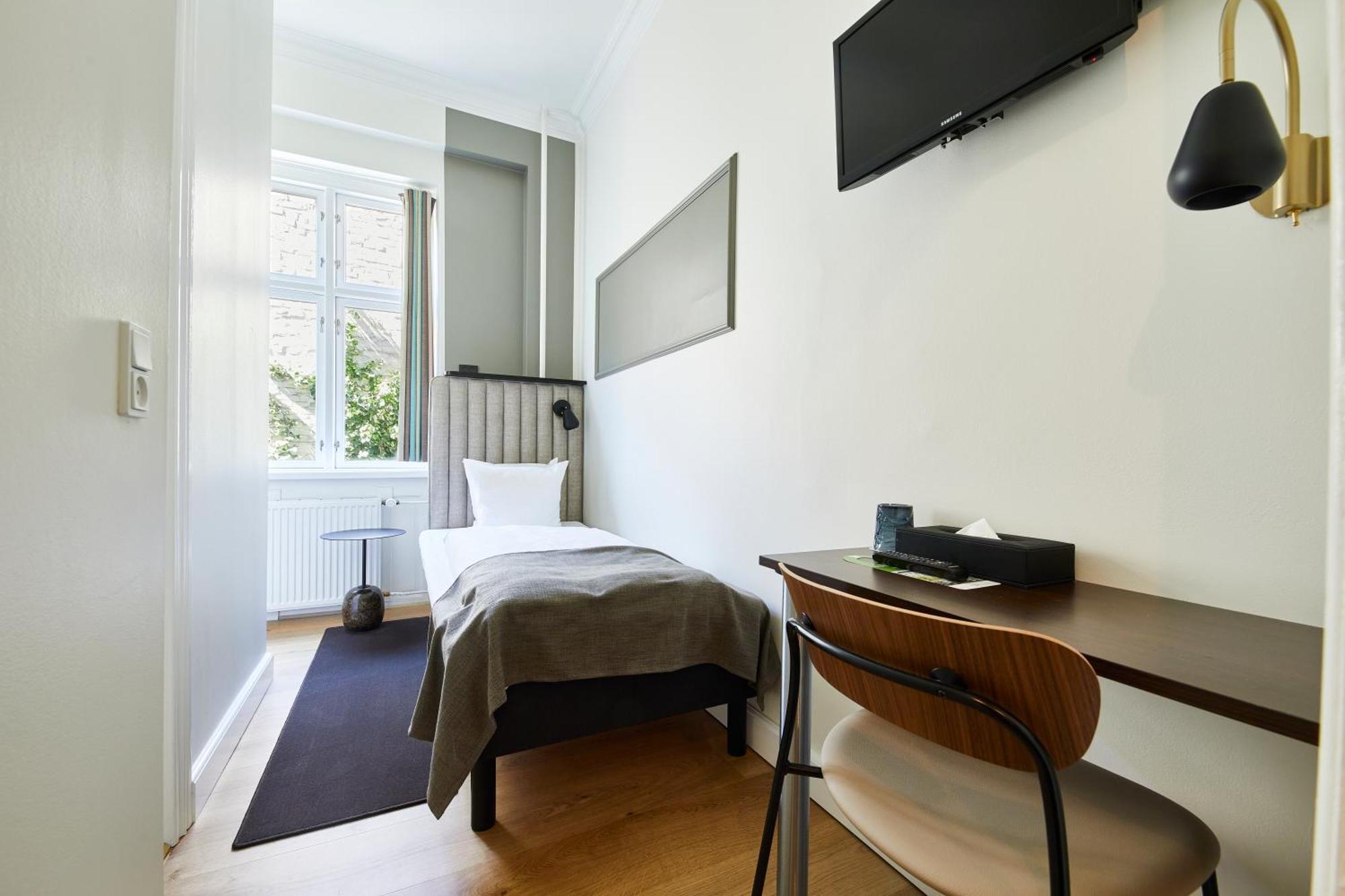 Small Single Room,1591484550:JPEG