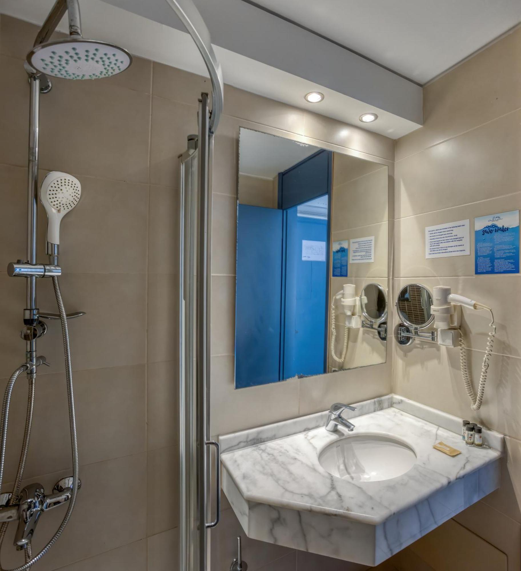 Standard Zimmer mit Poolblick