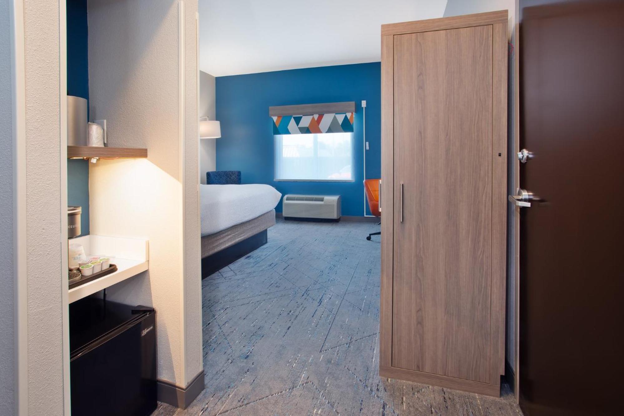 King Room with Hearing Accessible Roll In Shower - Non-Smoking,1592058046:JPEG