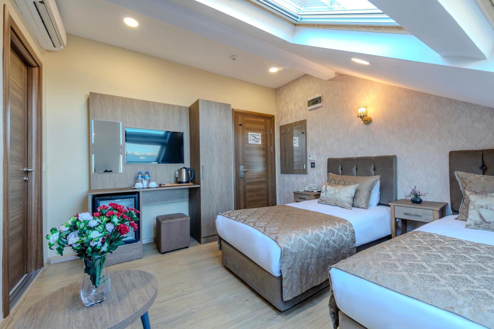 Double or Twin Room Side Sea View