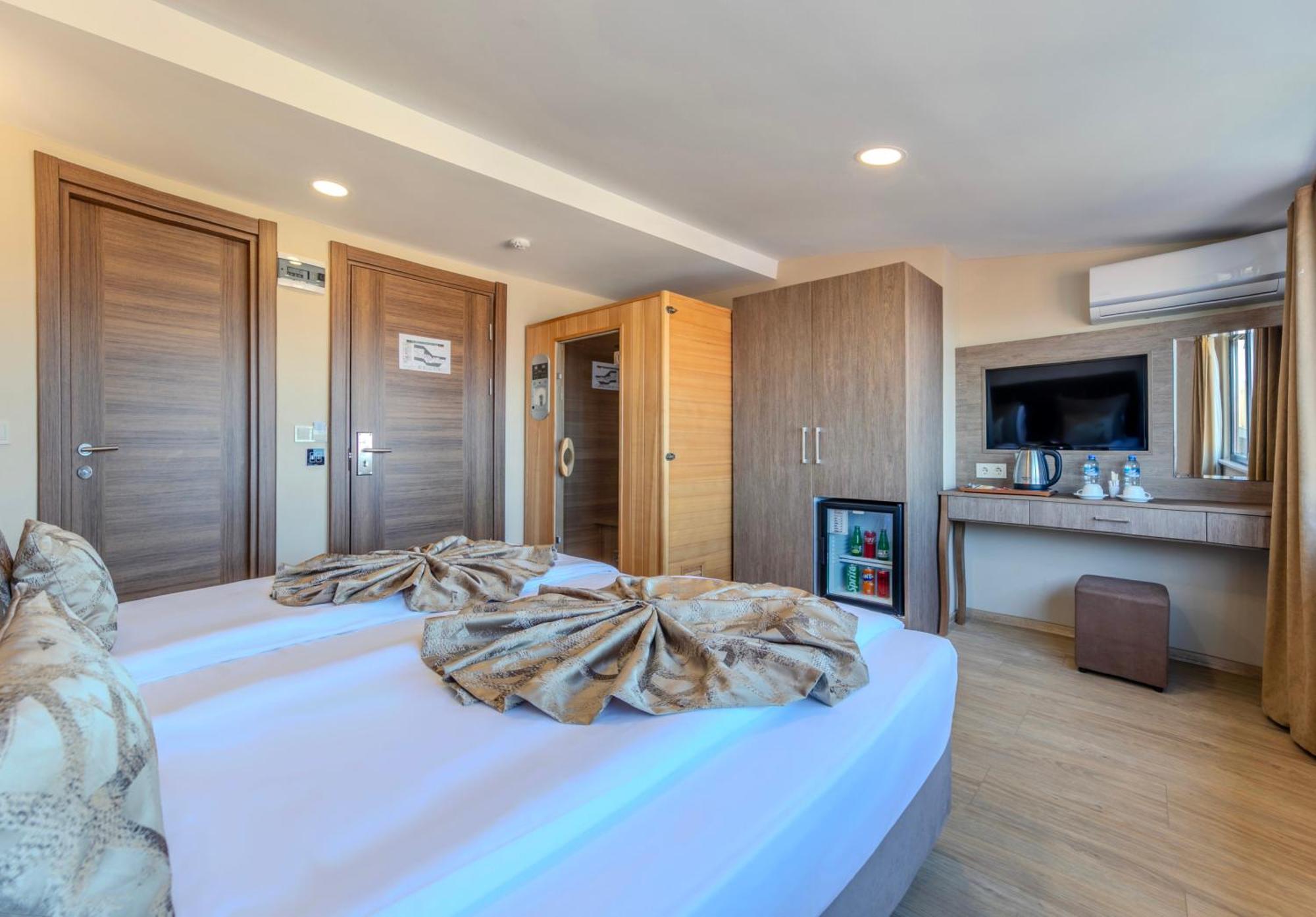 Double or Twin Room Side Sea View