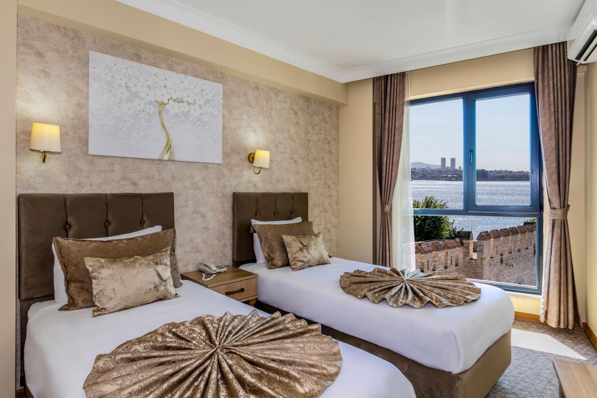 Double or Twin Room Side Sea View