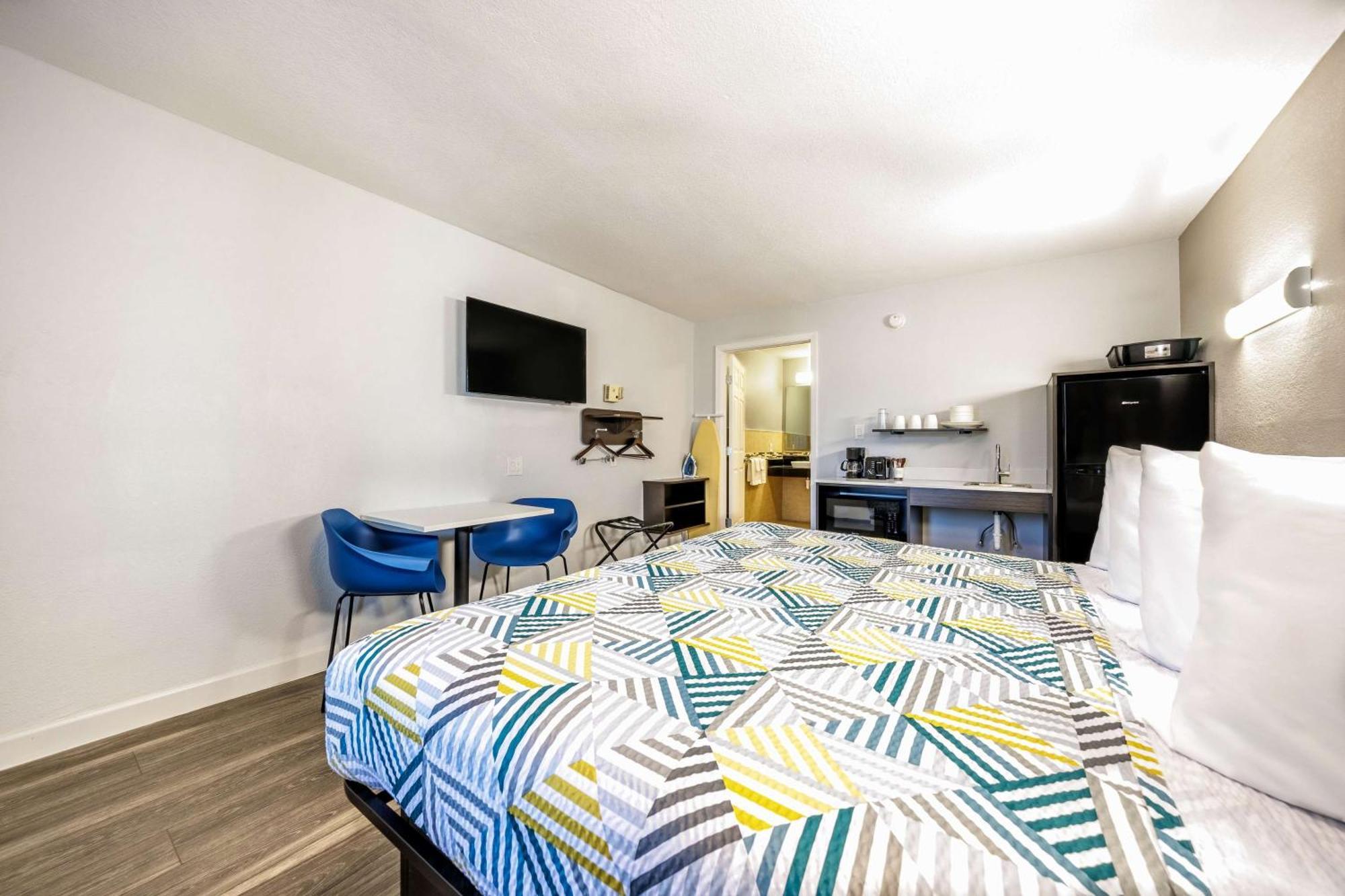 King Room with Roll-In Shower - Disability Access,1611185423:JPEG