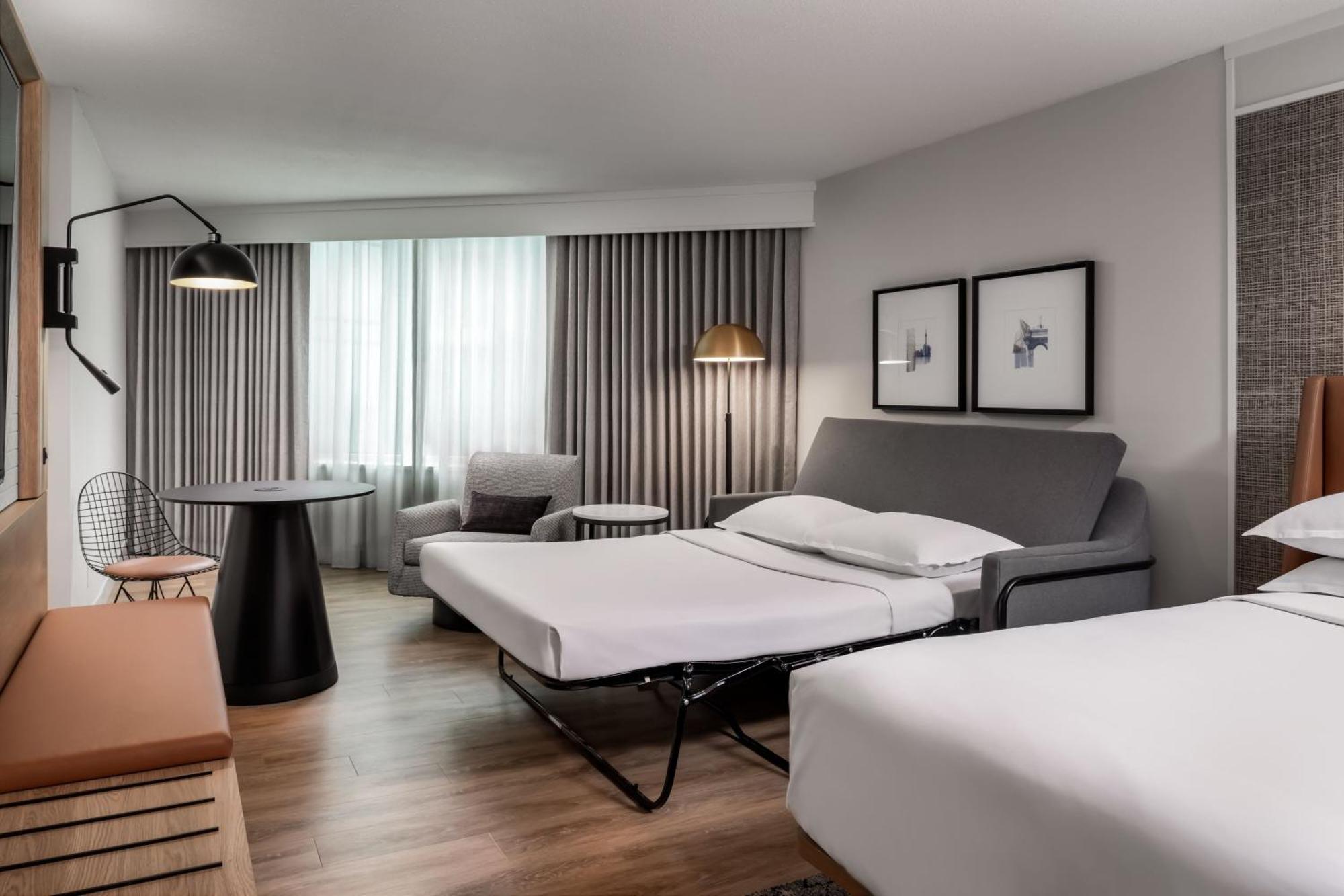 Queen Studio Suite Sofa Bed Club Lounge Access