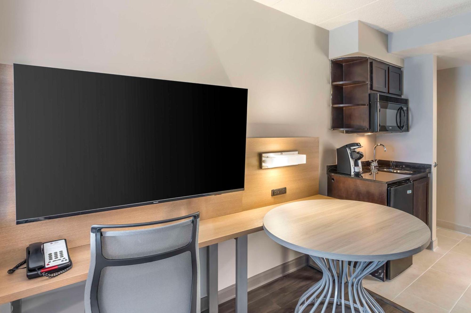King Suite with Sofa Bed and Kitchenette - Non-Smoking