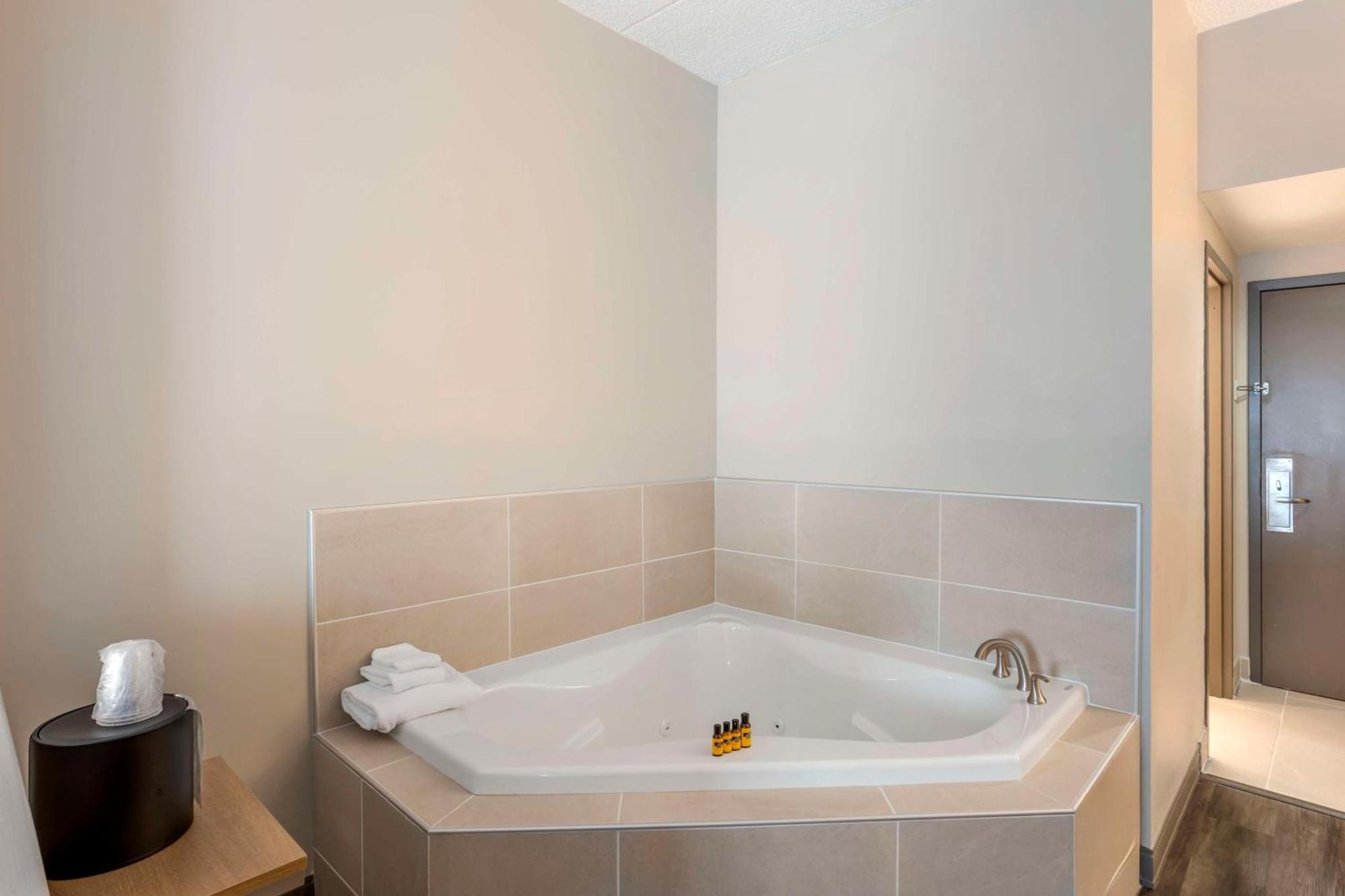 King Room with Jacuzzi - Non-Smoking