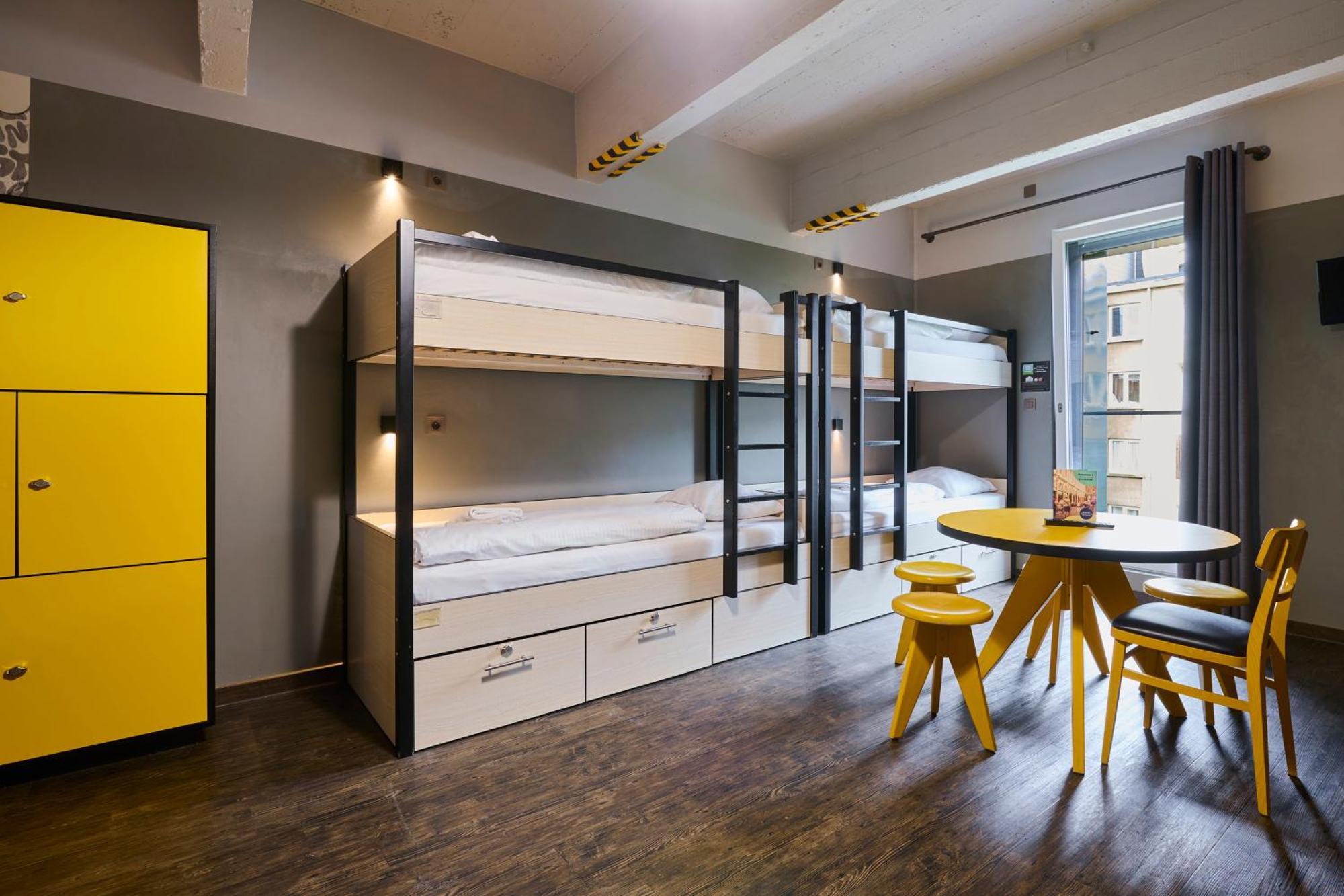 Cama em Dormitório Misto com 10 Camas