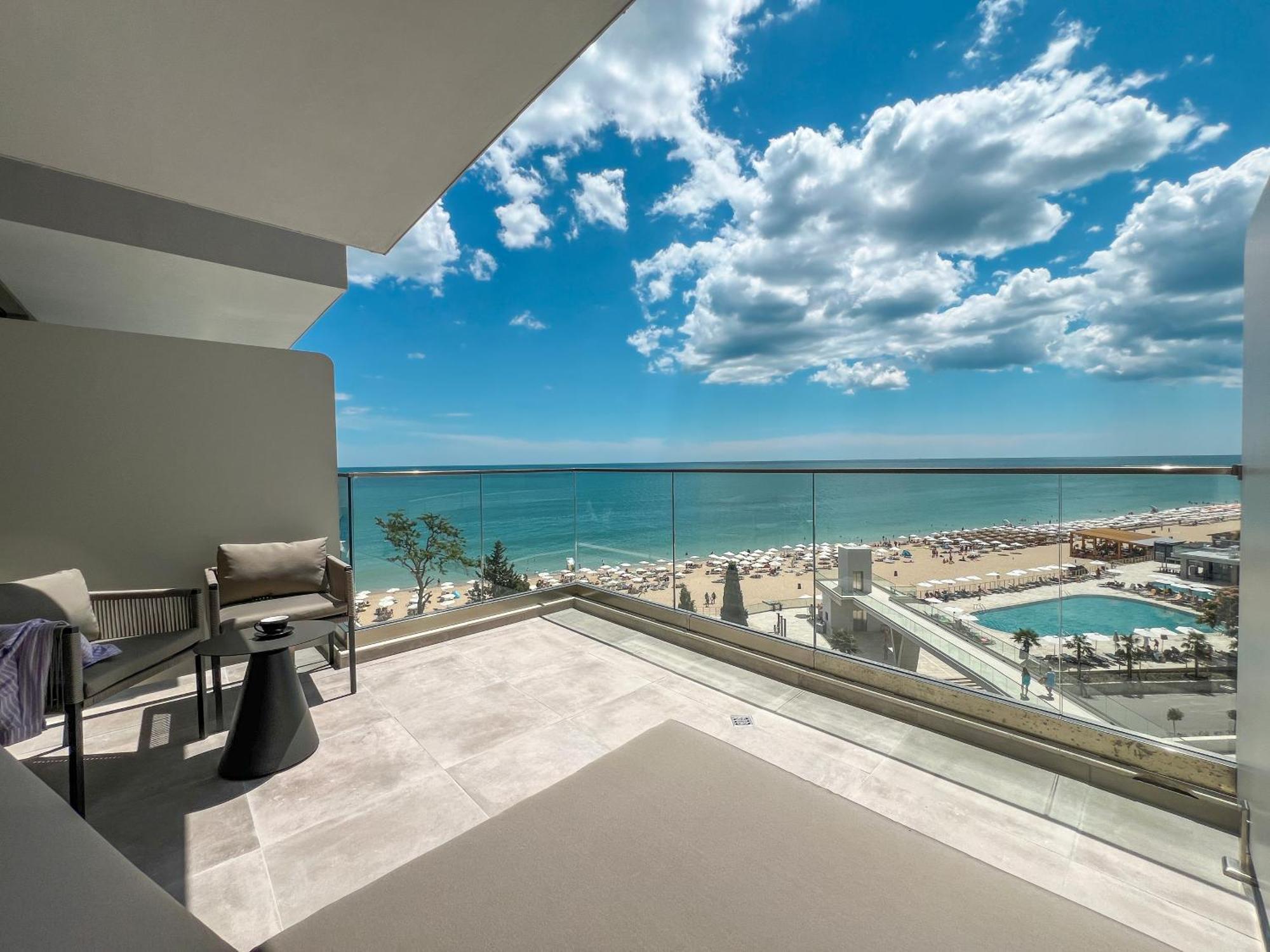 Deluxe STAR Bed Room Large Balcony unlimited access to Calma SPA Center