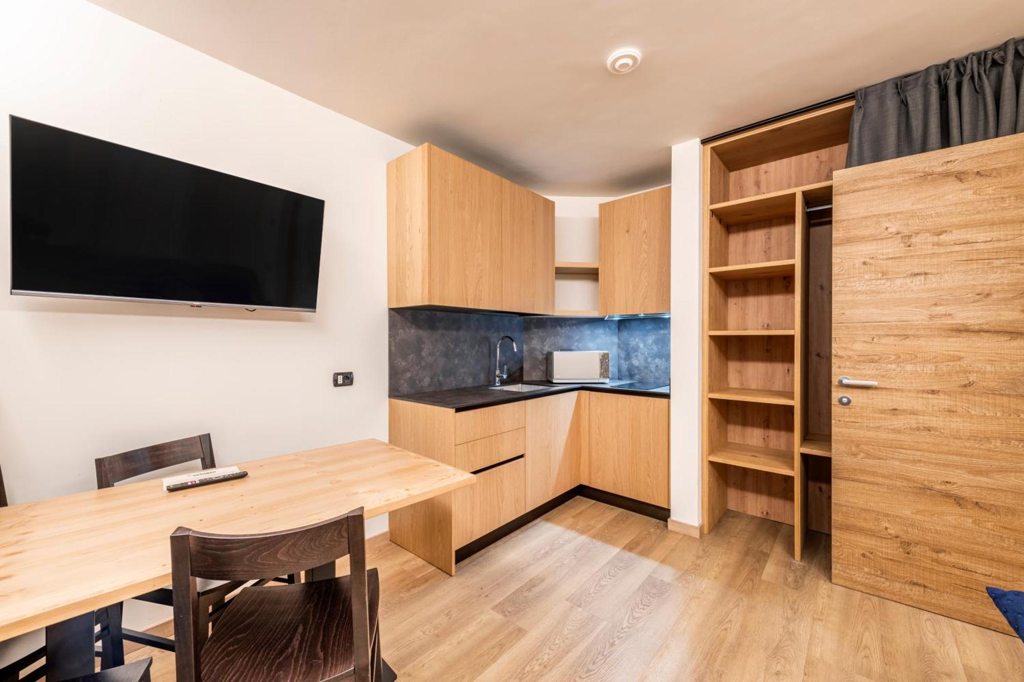 Deluxe One-Bedroom Apartment,1623684735:JPEG