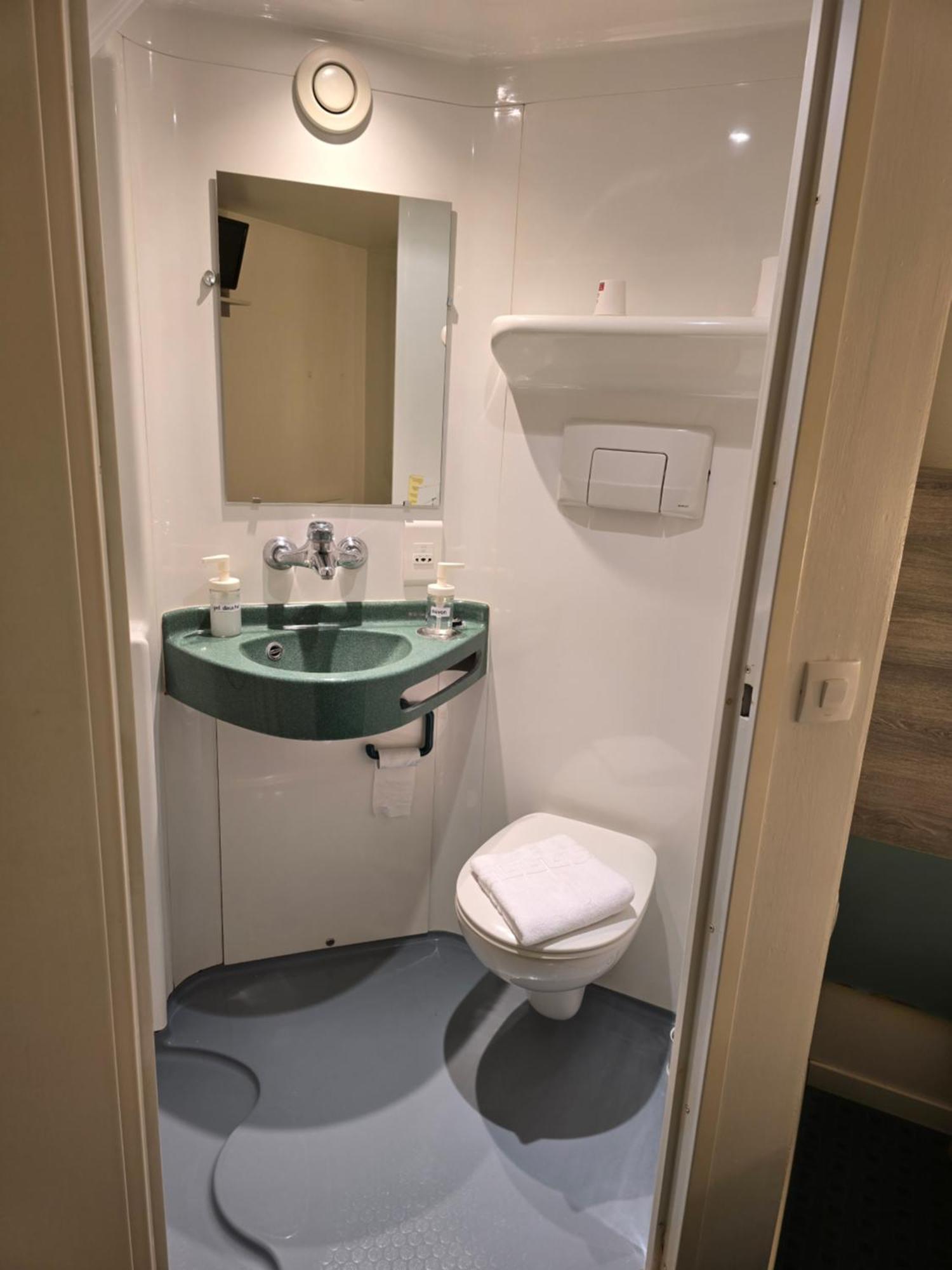 Quadruple Room with 1 Double Bed and 2 Single Beds,1624747628:JPEG
