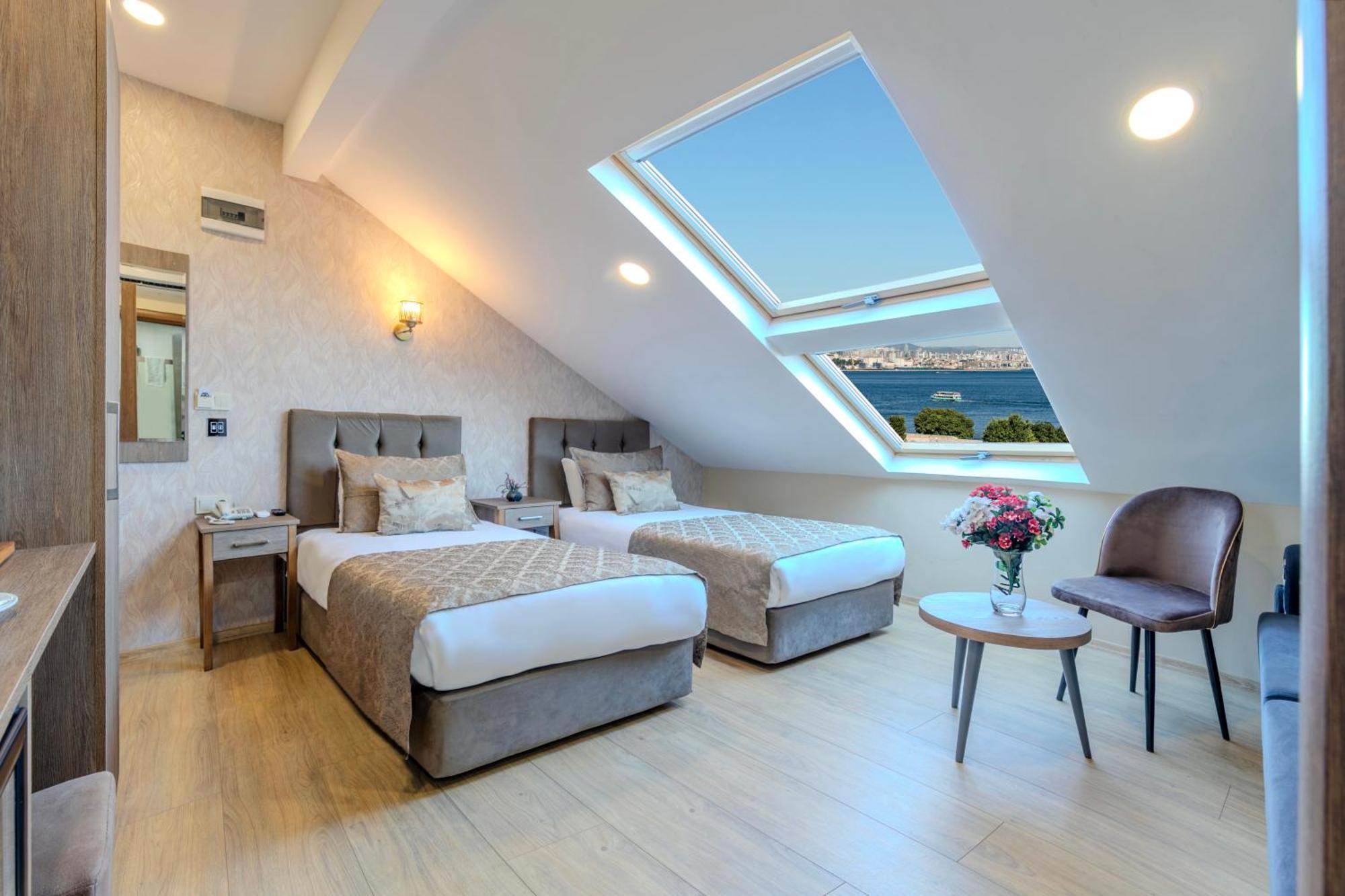 Double or Twin Room Side Sea View