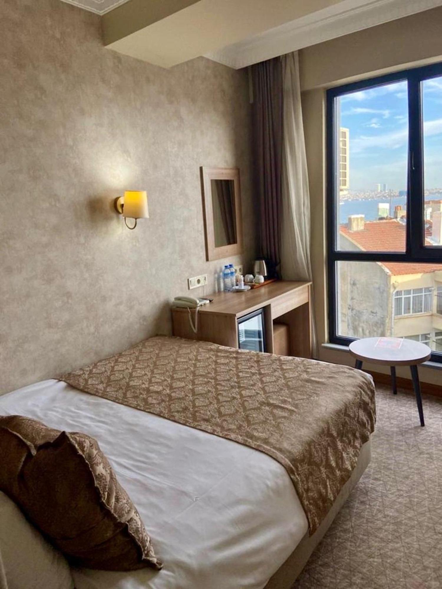 Double or Twin Room Side Sea View