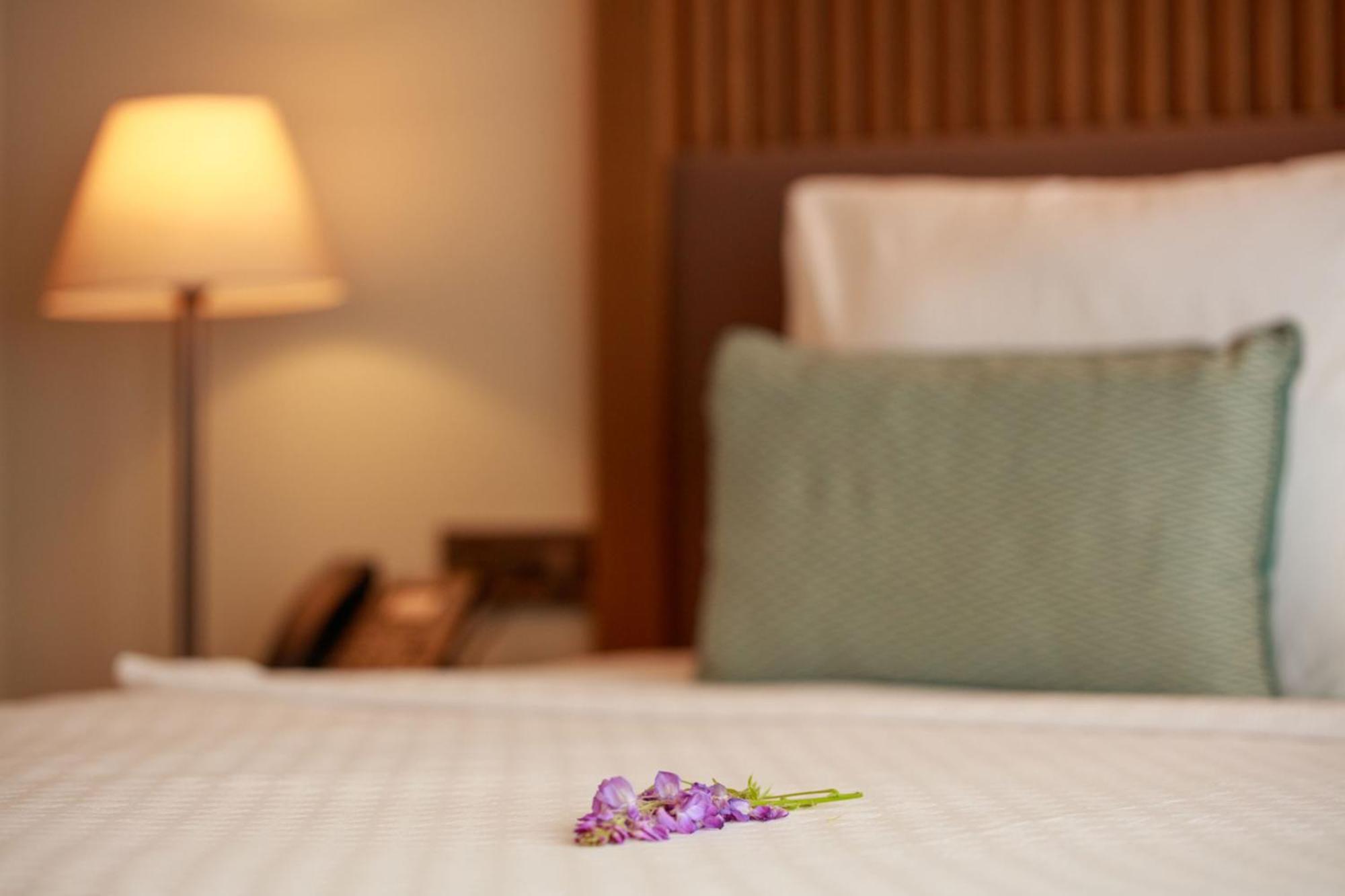 Suite mit Kingsize-Bett und Poolblick