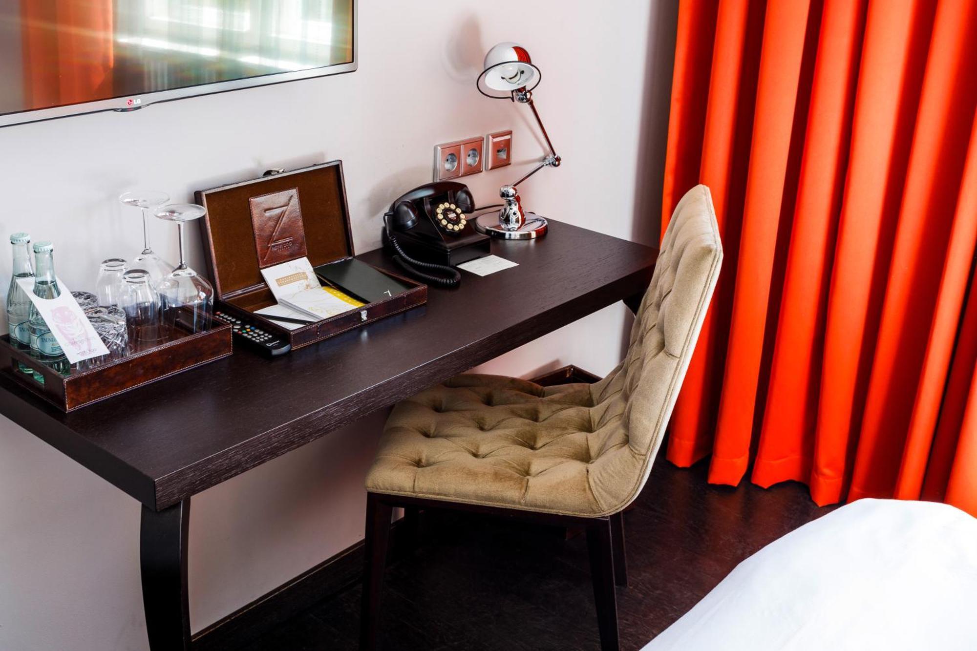 Petit Room