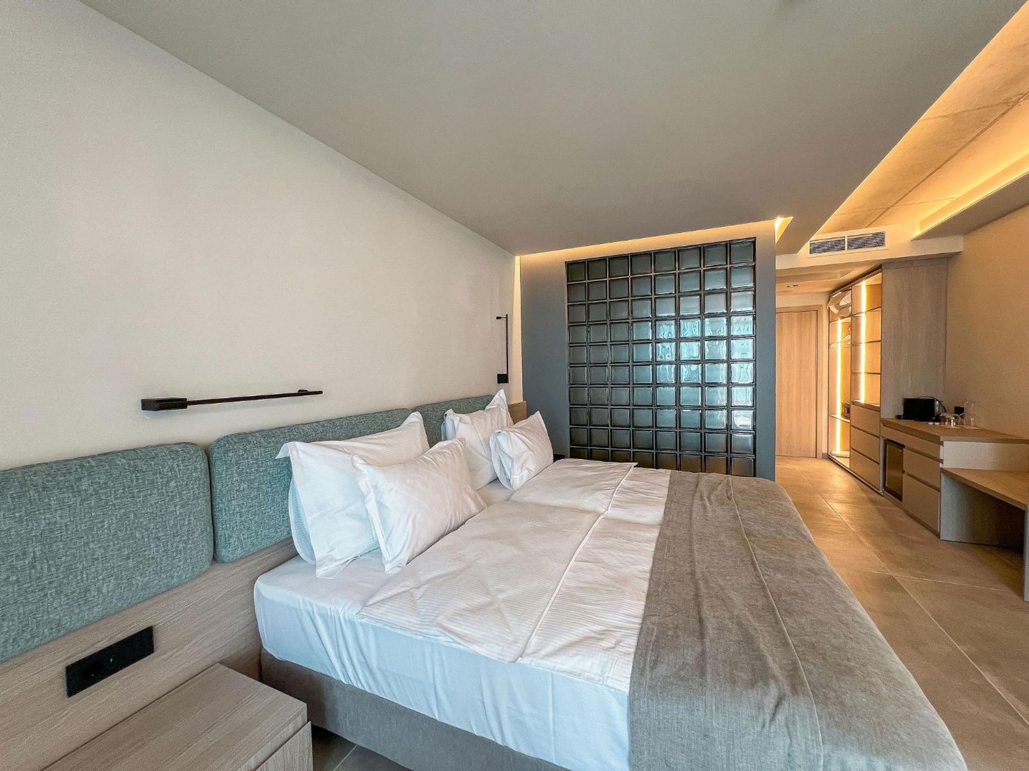 Deluxe Double Room or or unlimited access to Calma SPA Center