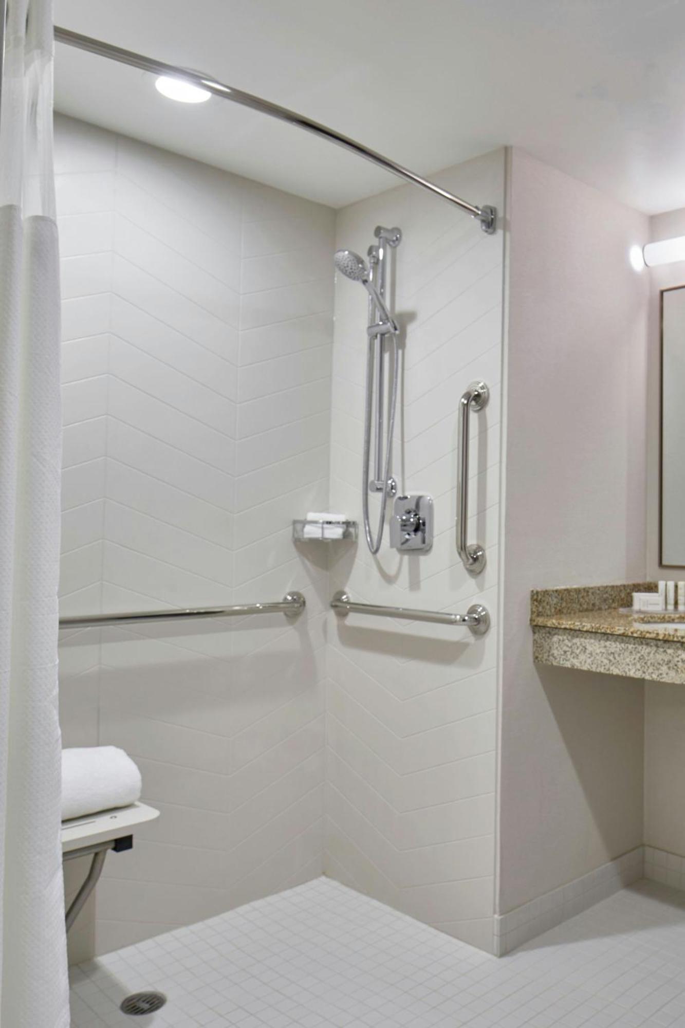 King Room Bathtub Mobility Access or Hearing Accessible