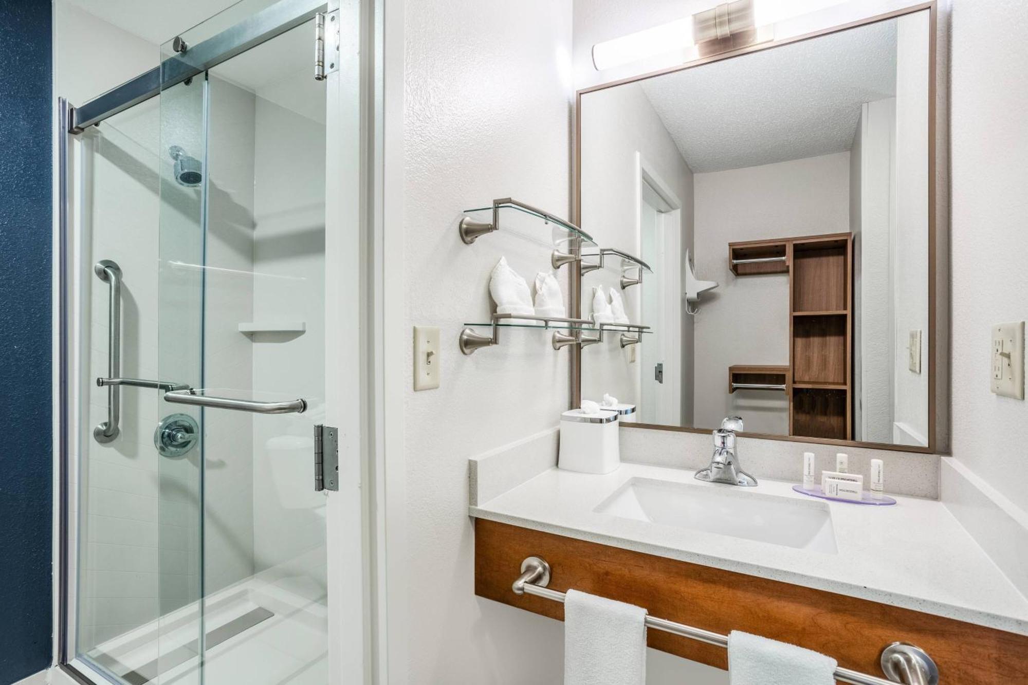 King Room with Roll-In Shower - Mobility Access/Communication Assistance,1632996430:JPEG