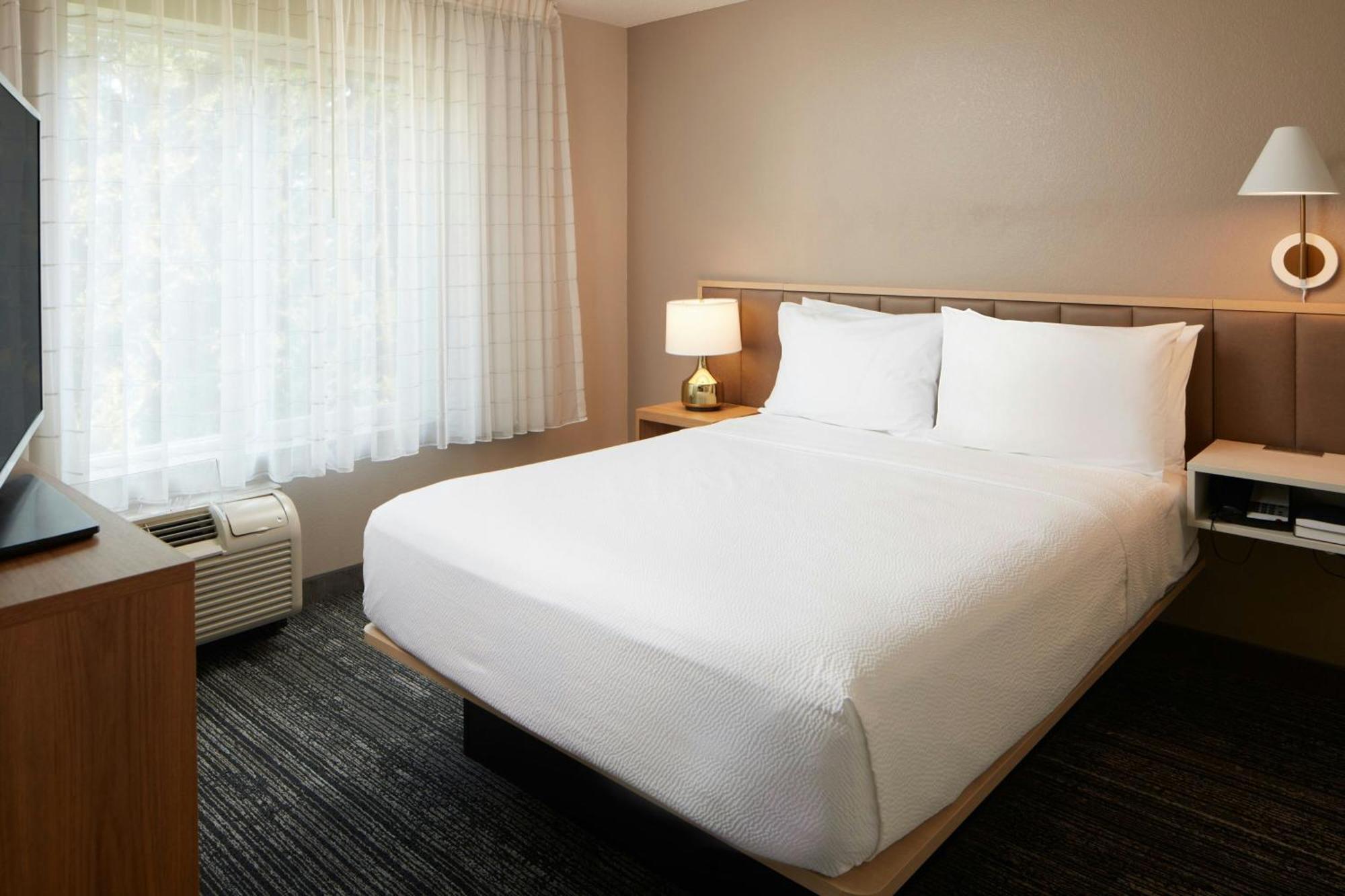 One-Bedroom Queen Suite
