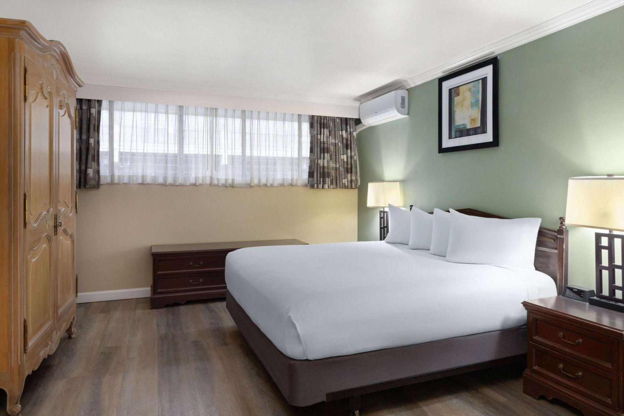 One-Bedroom King Suite Non-Smoking