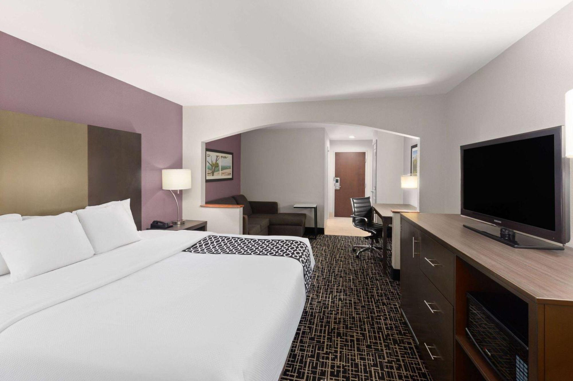 Deluxe King Room - Non-Smoking