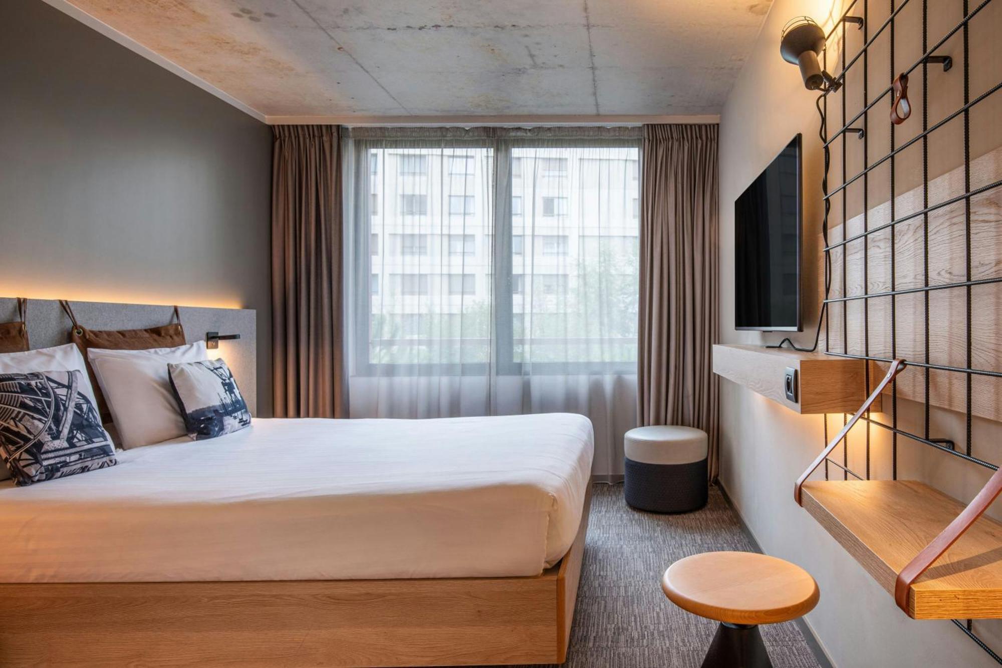 Moxy Sleeper Room Queen bed